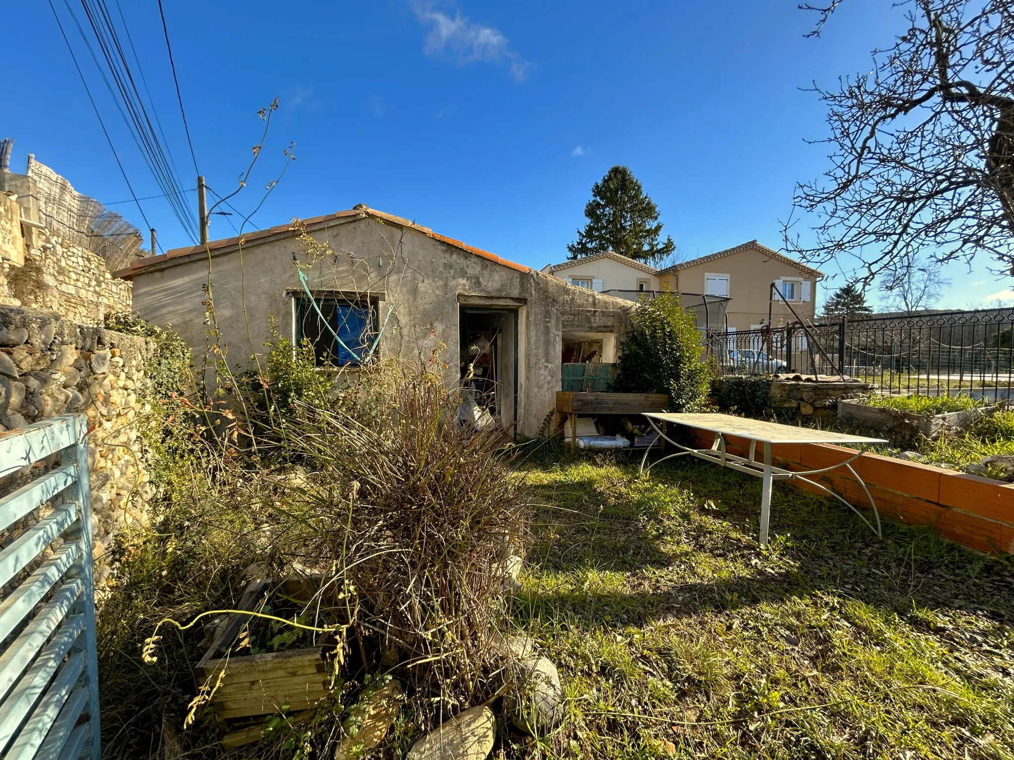 Maison de village avec piscine, terrain, à rénover à Saint-Bauzille-de-Putois 