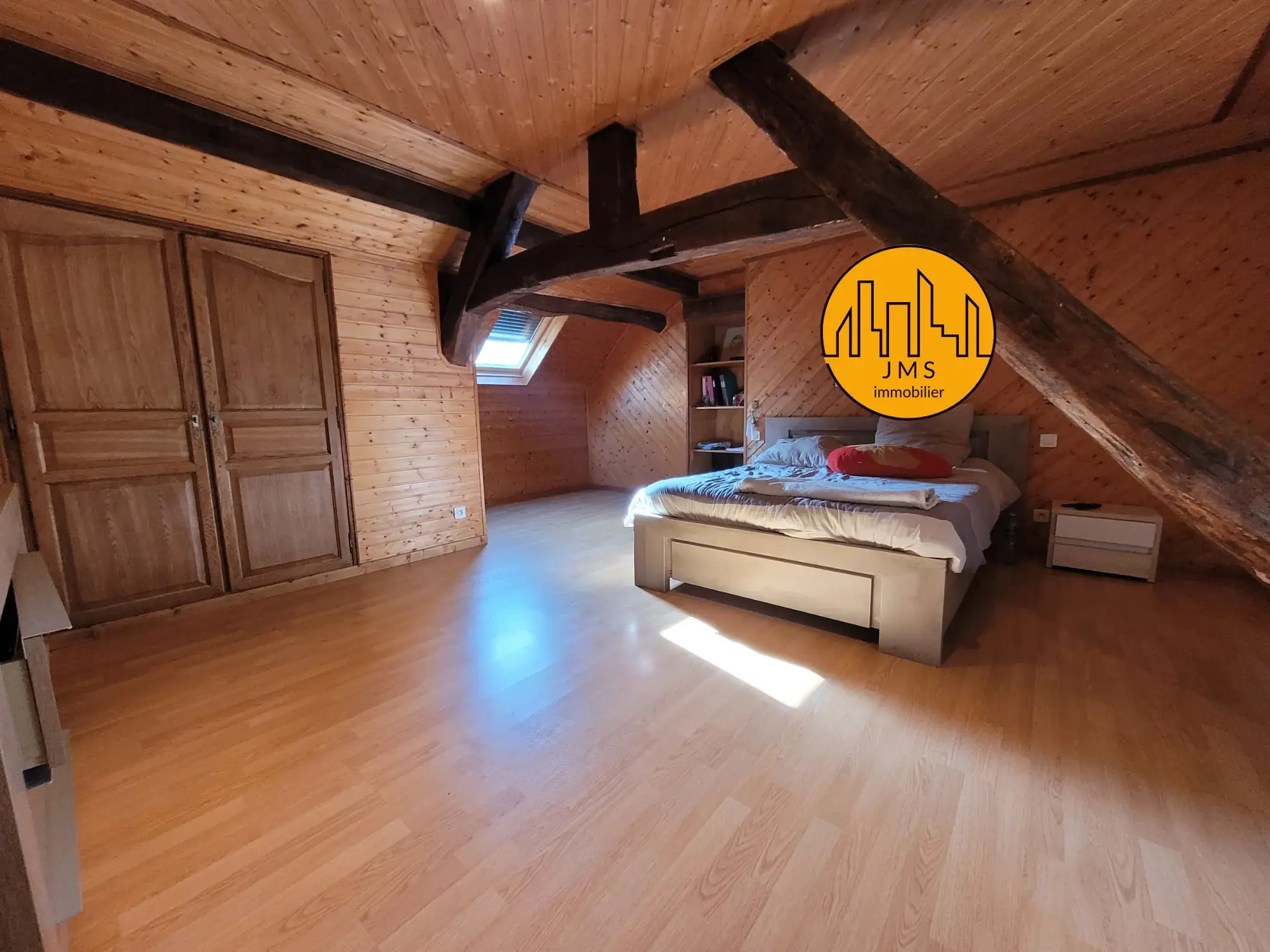 Grande maison familiale de 210 m² à Chatillon avec jardin et garage 