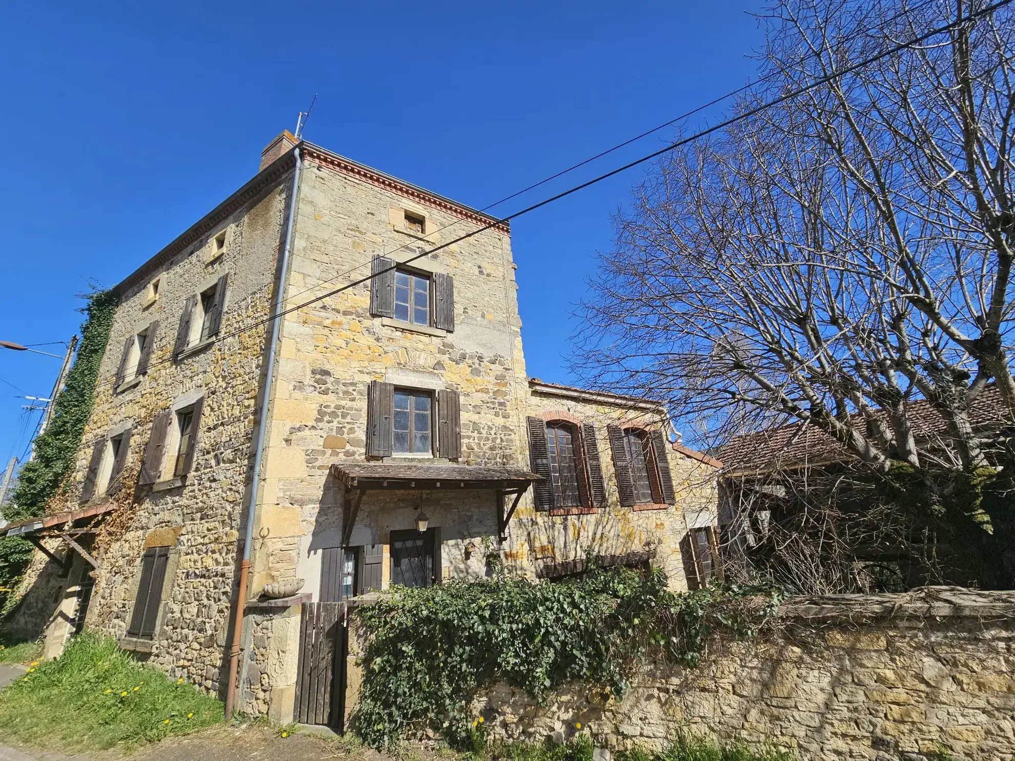 Maison ancienne à rénover avec dépendances à LAPS près de VIC LE COMTE