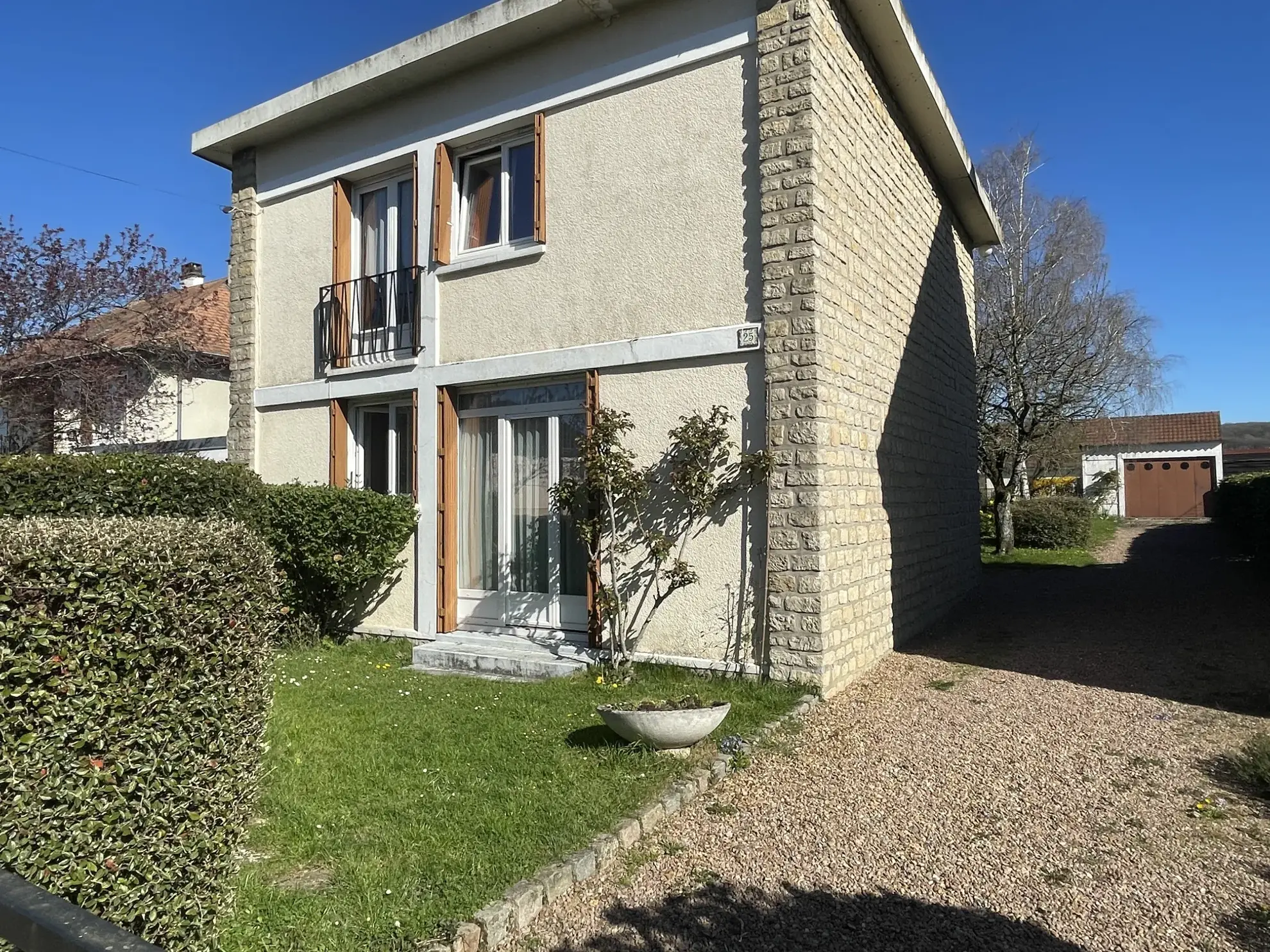 Maison à vendre au centre-ville de Prémery avec 3 chambres, garage et terrain de 598 m²