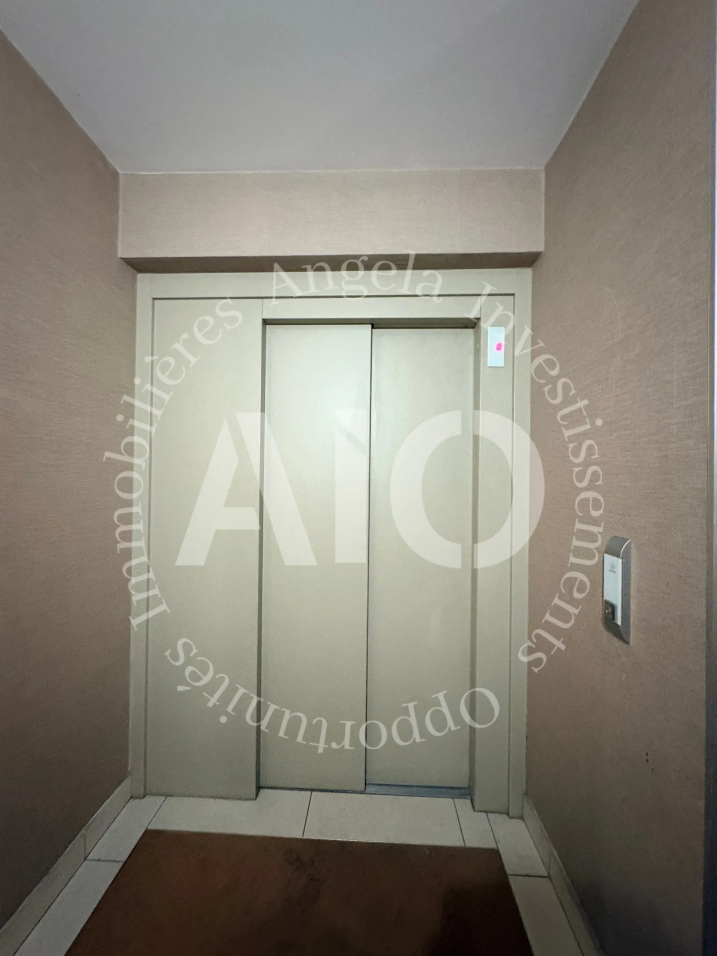 Appartement T2 de 50 m² avec terrasse, stationnement et cave à Villeurbanne 