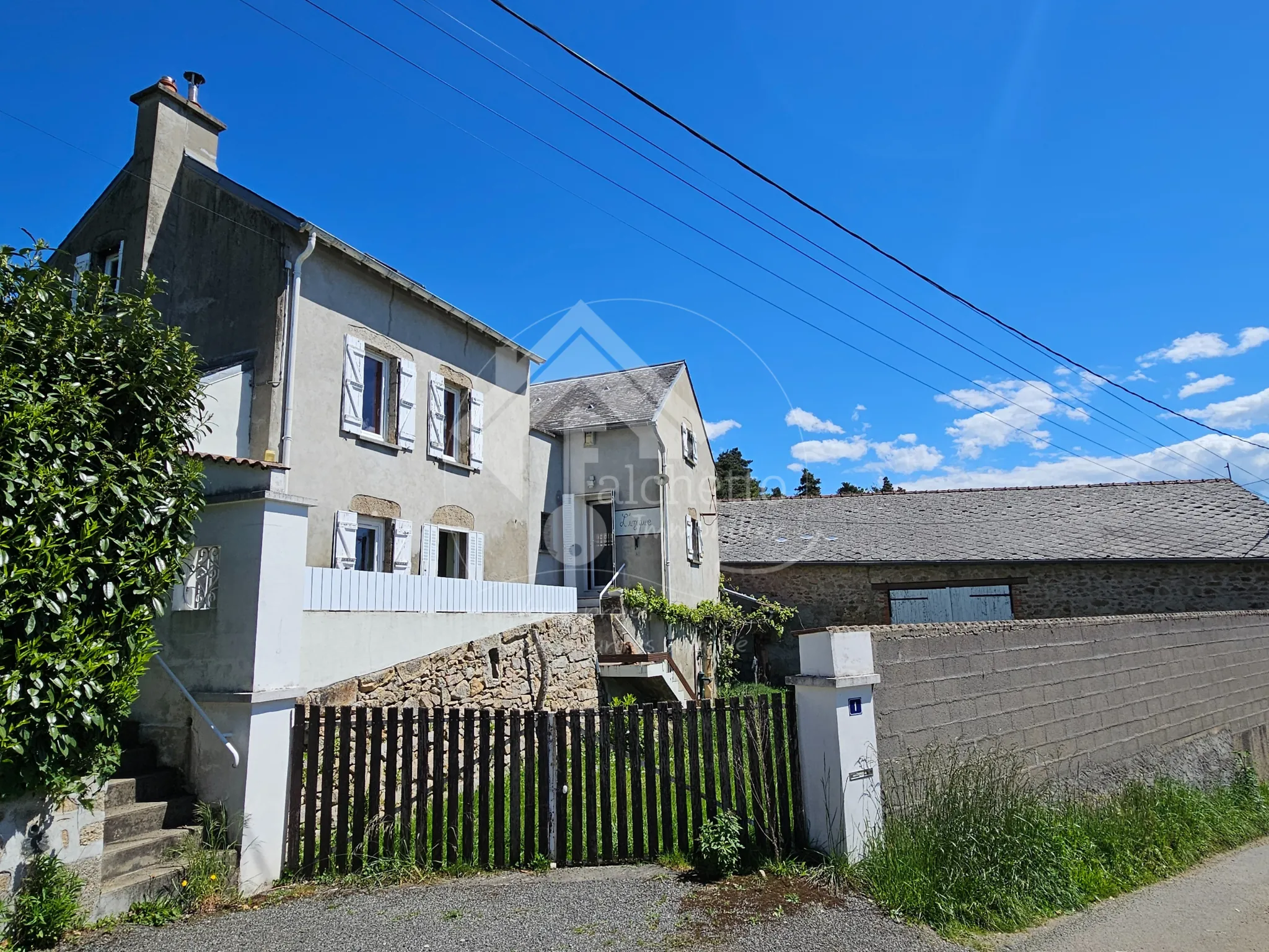 Maison atypique avec jardin, studio et panorama sur la Montagne Bourbonnaise