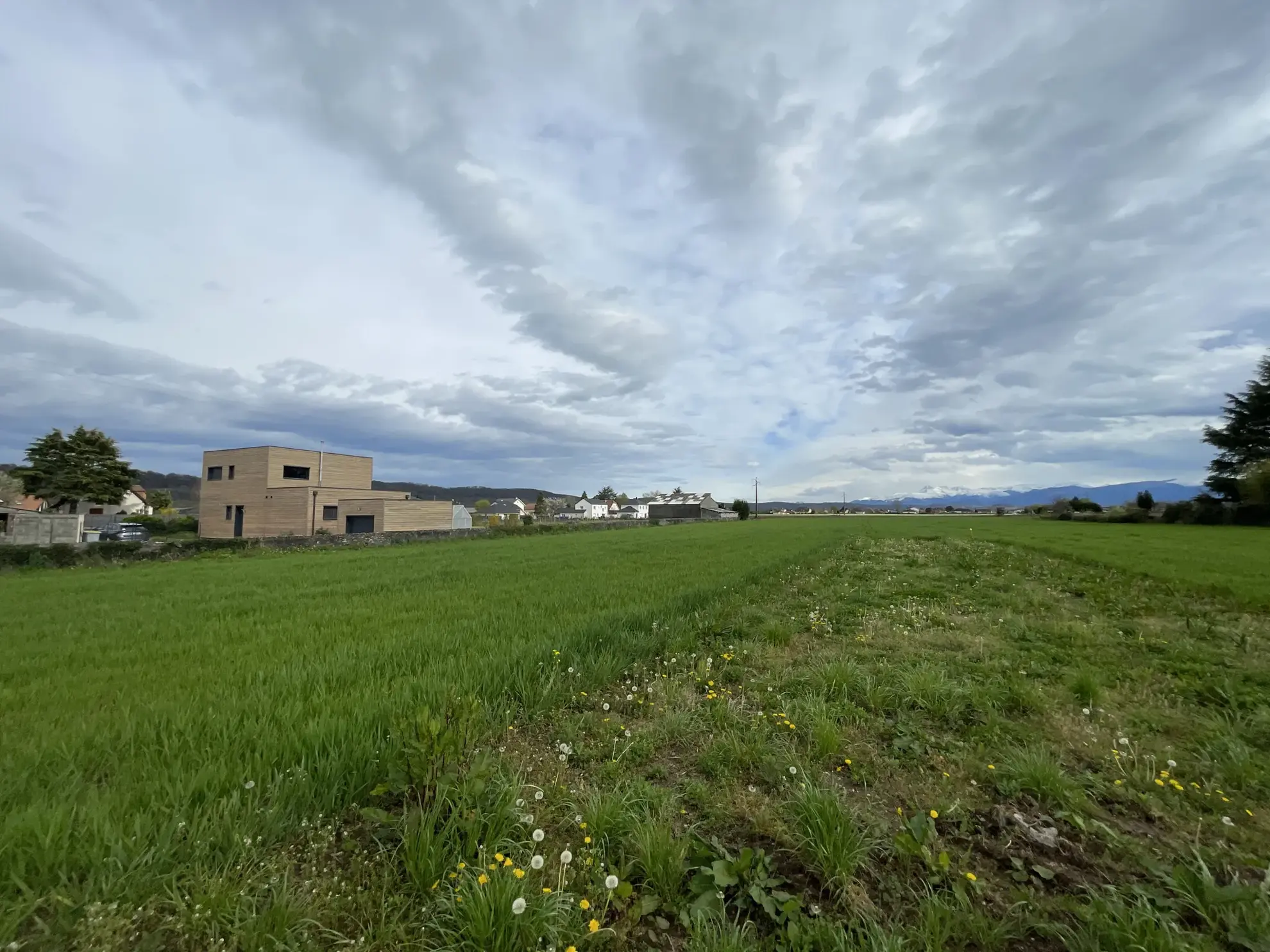 Terrain constructible de 1280 m² à Bordes avec vue sur les Pyrénées