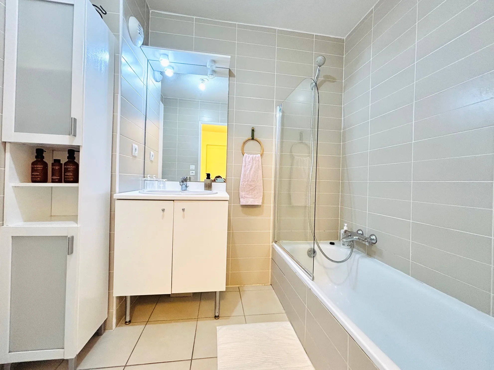 Appartement 2 pièces de 44 m² à Nice, dernier étage avec terrasse et cave 