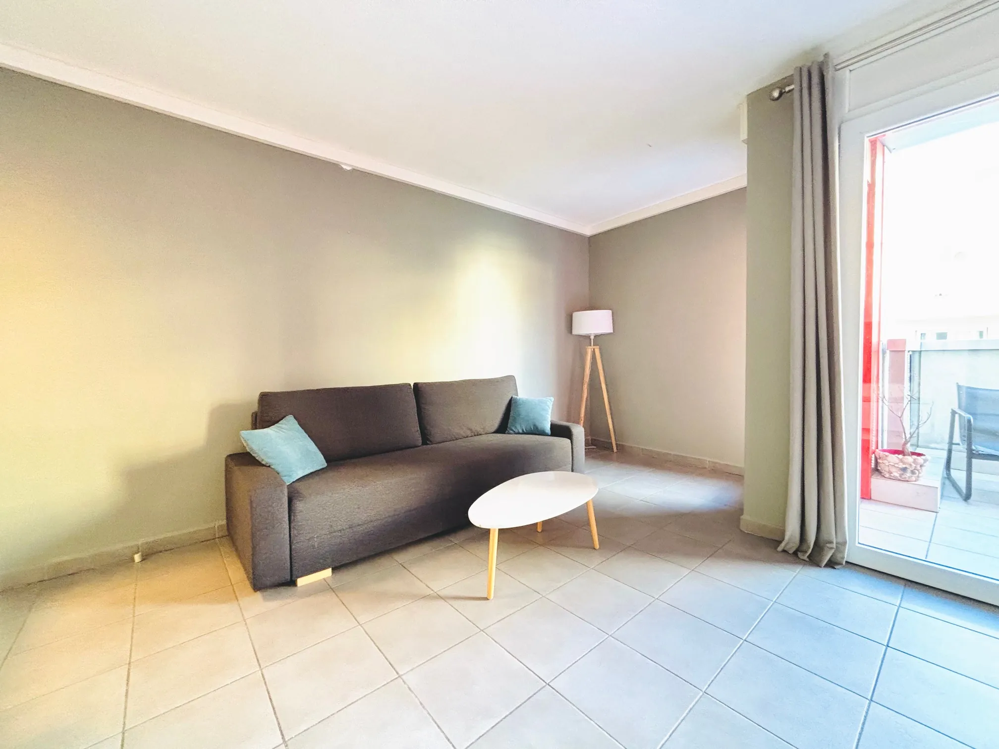 Appartement 2 pièces de 44 m² à Nice, dernier étage avec terrasse et cave 