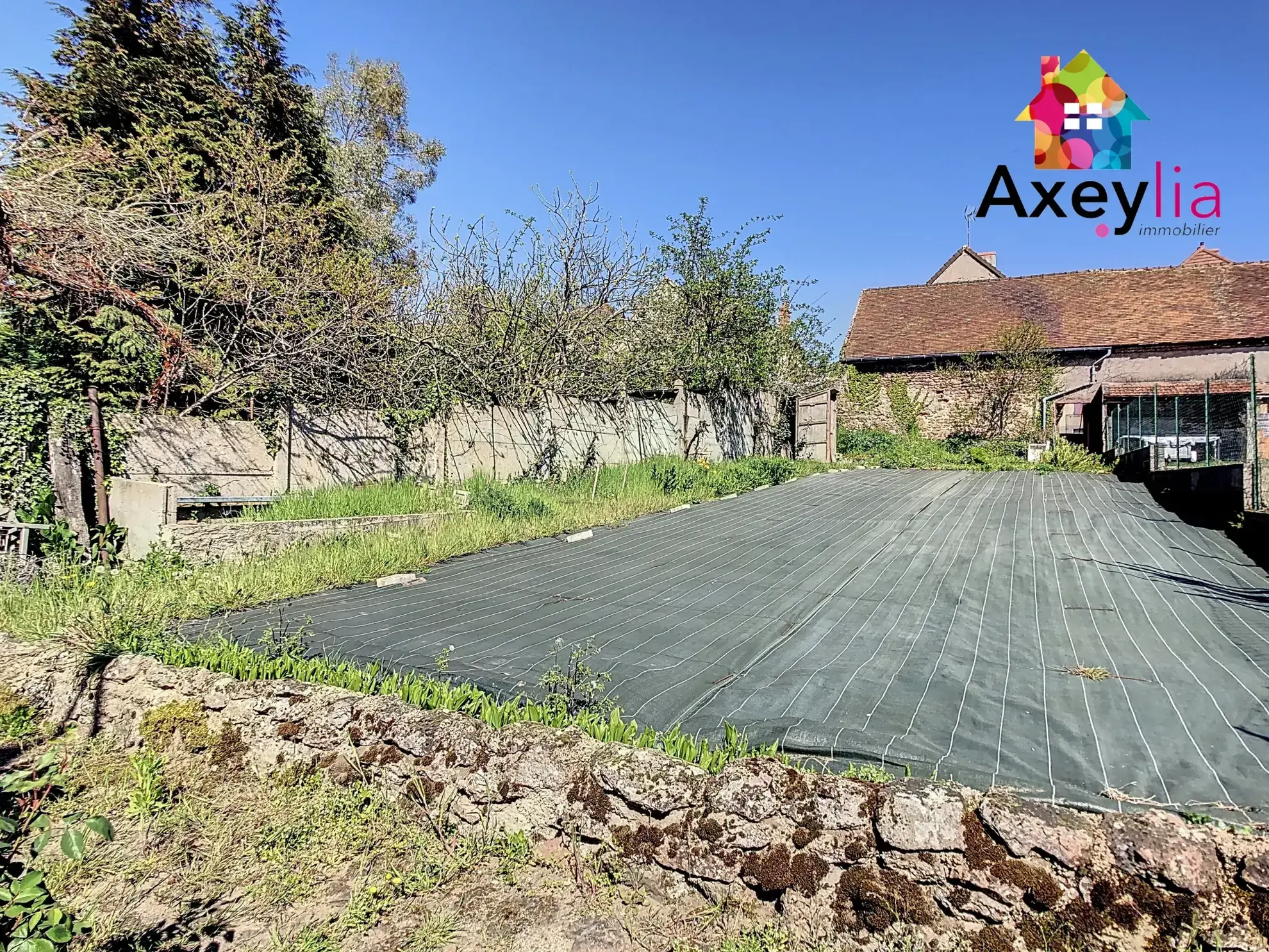 Maison de village à Saint-Agnan avec jardin, garage et balcon exposé 