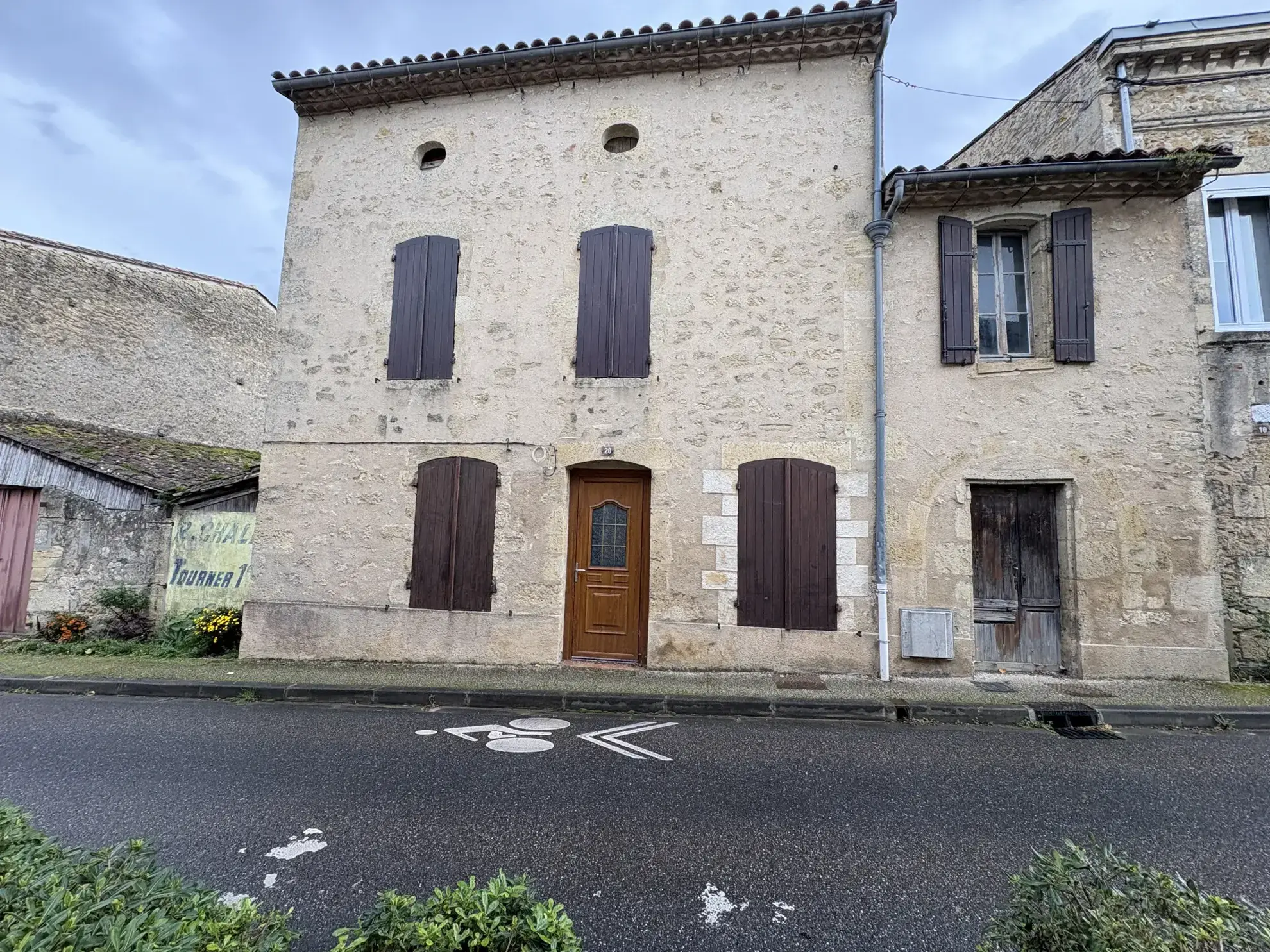Maison en pierre à rénover avec double habitation et garage à Saint-Macaire