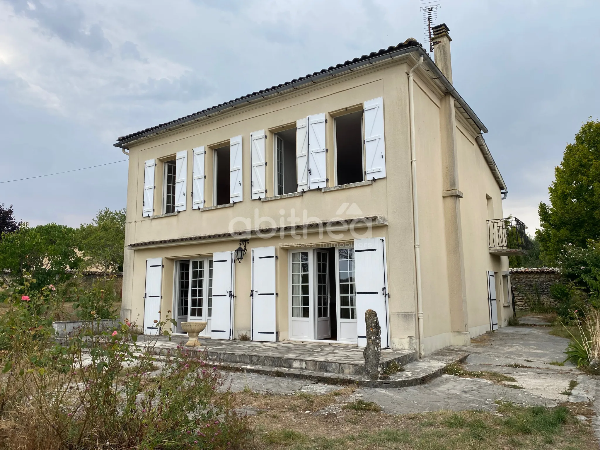 Belle maison charentaise de 142 m² avec dépendances à Javrezac près de Cognac 