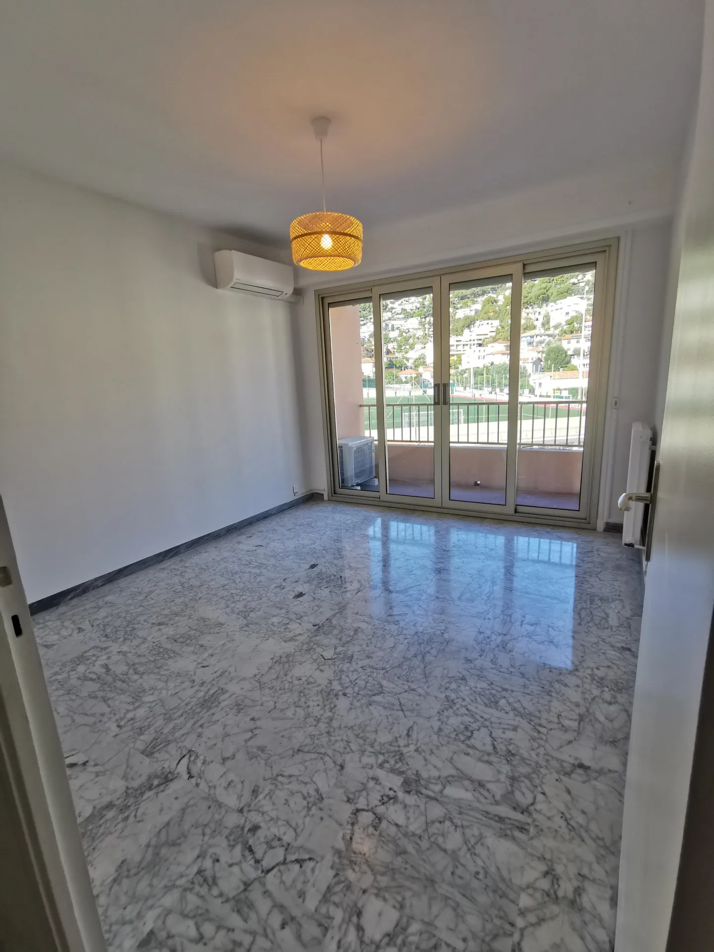 Charmant appartement rénové de 55 m² avec terrasse et garage à Carnoles 