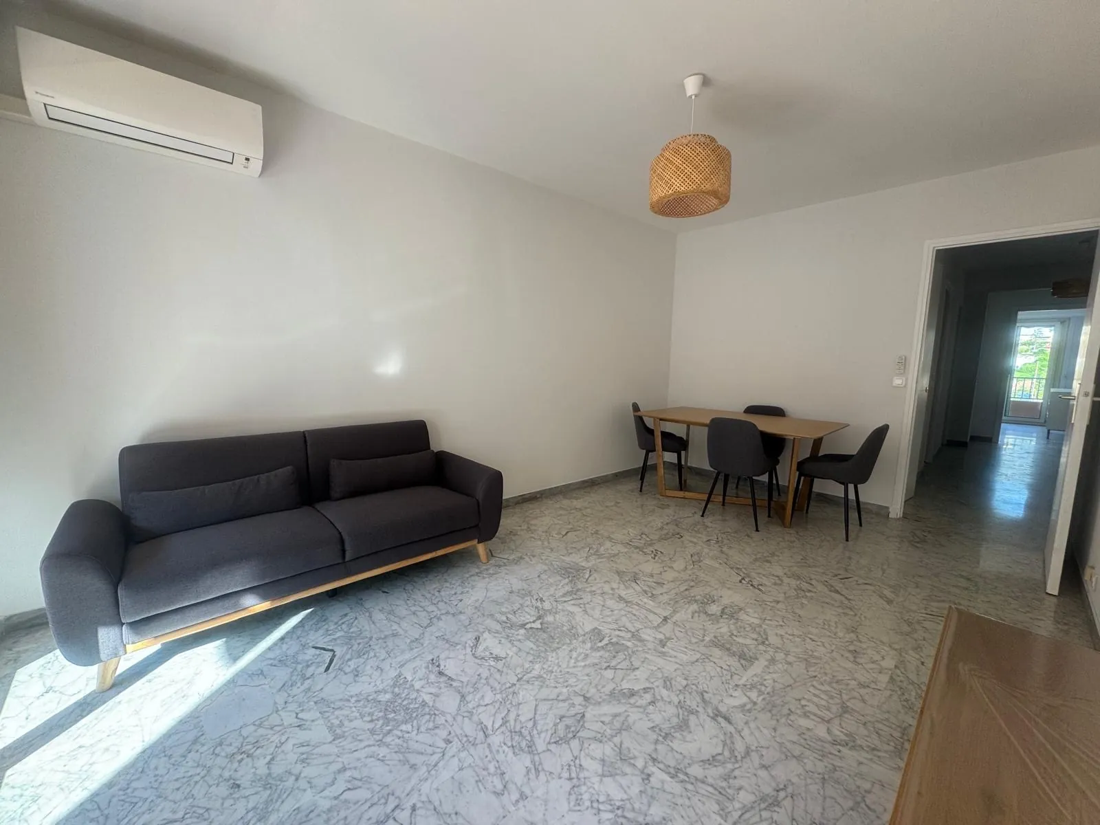 Charmant appartement rénové de 55 m² avec terrasse et garage à Carnoles 