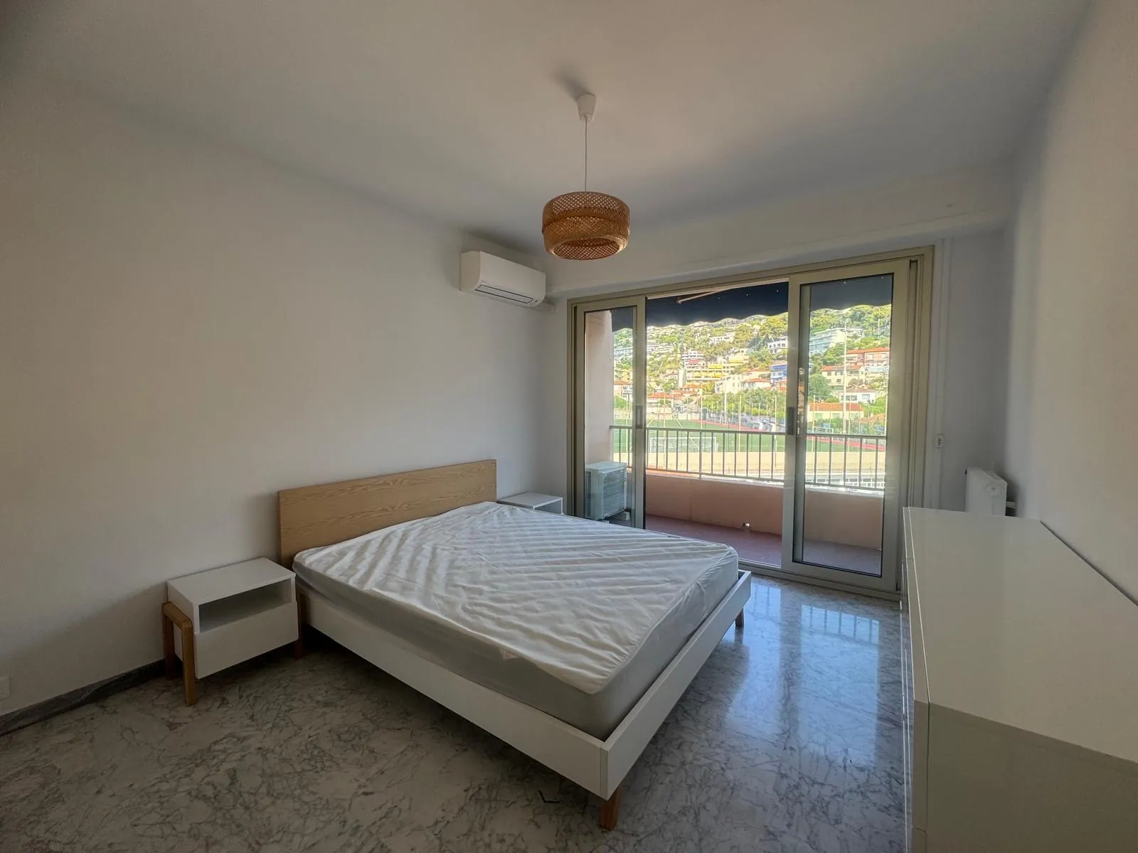 Charmant appartement rénové de 55 m² avec terrasse et garage à Carnoles 