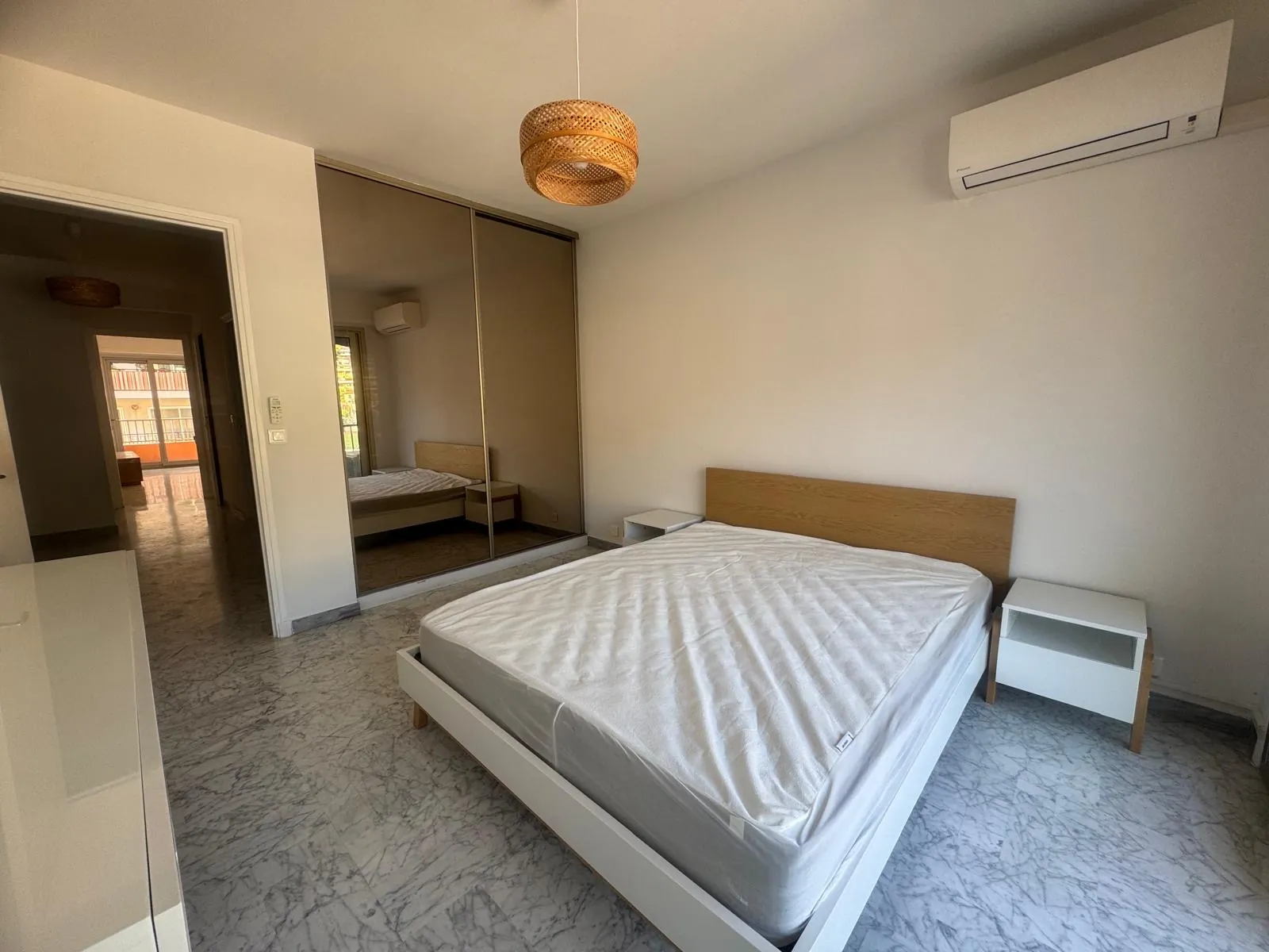 Charmant appartement rénové de 55 m² avec terrasse et garage à Carnoles 