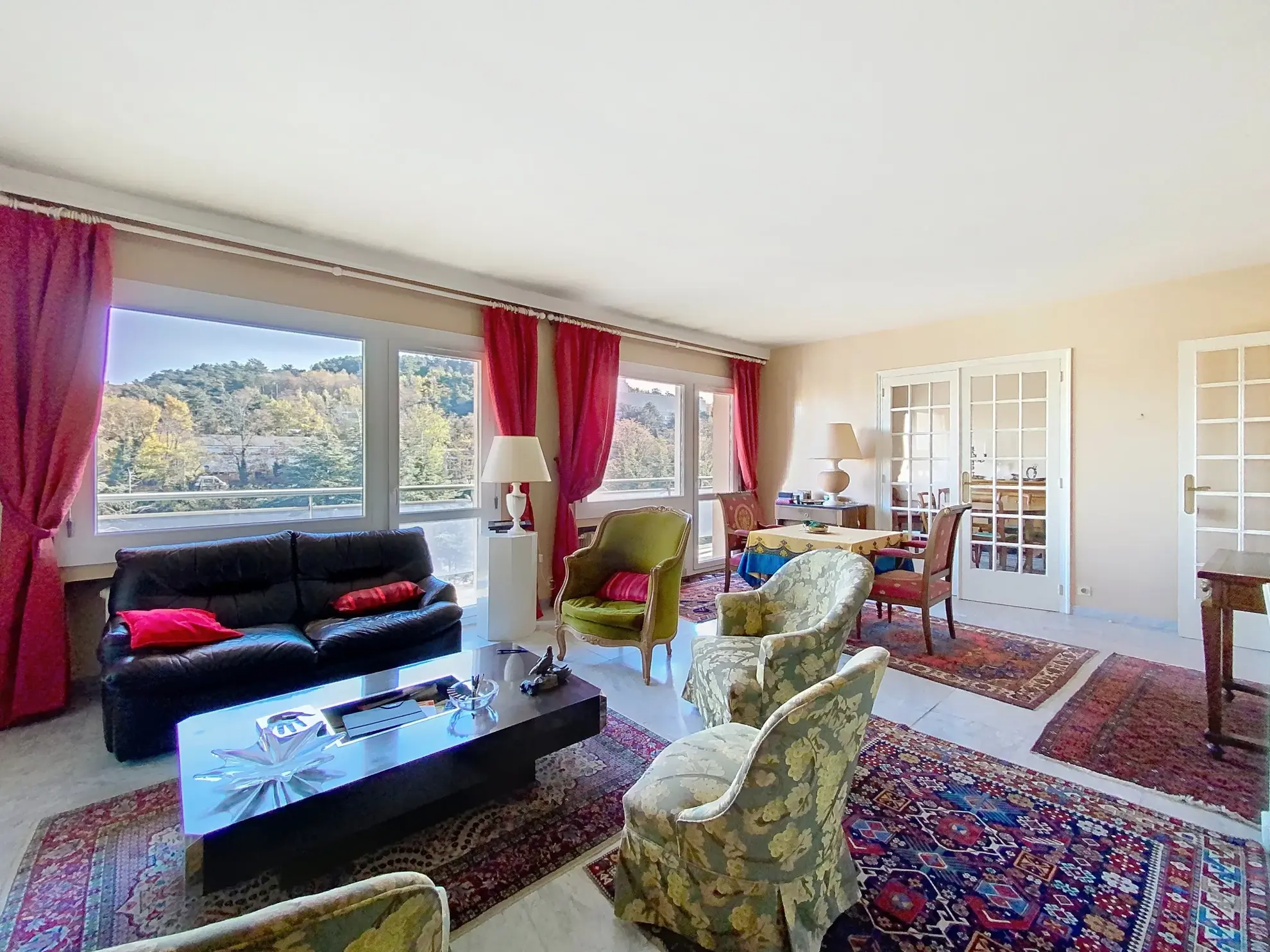 Appartement traversant de 152 m² avec balcon, parking et caves à Saint-Étienne 