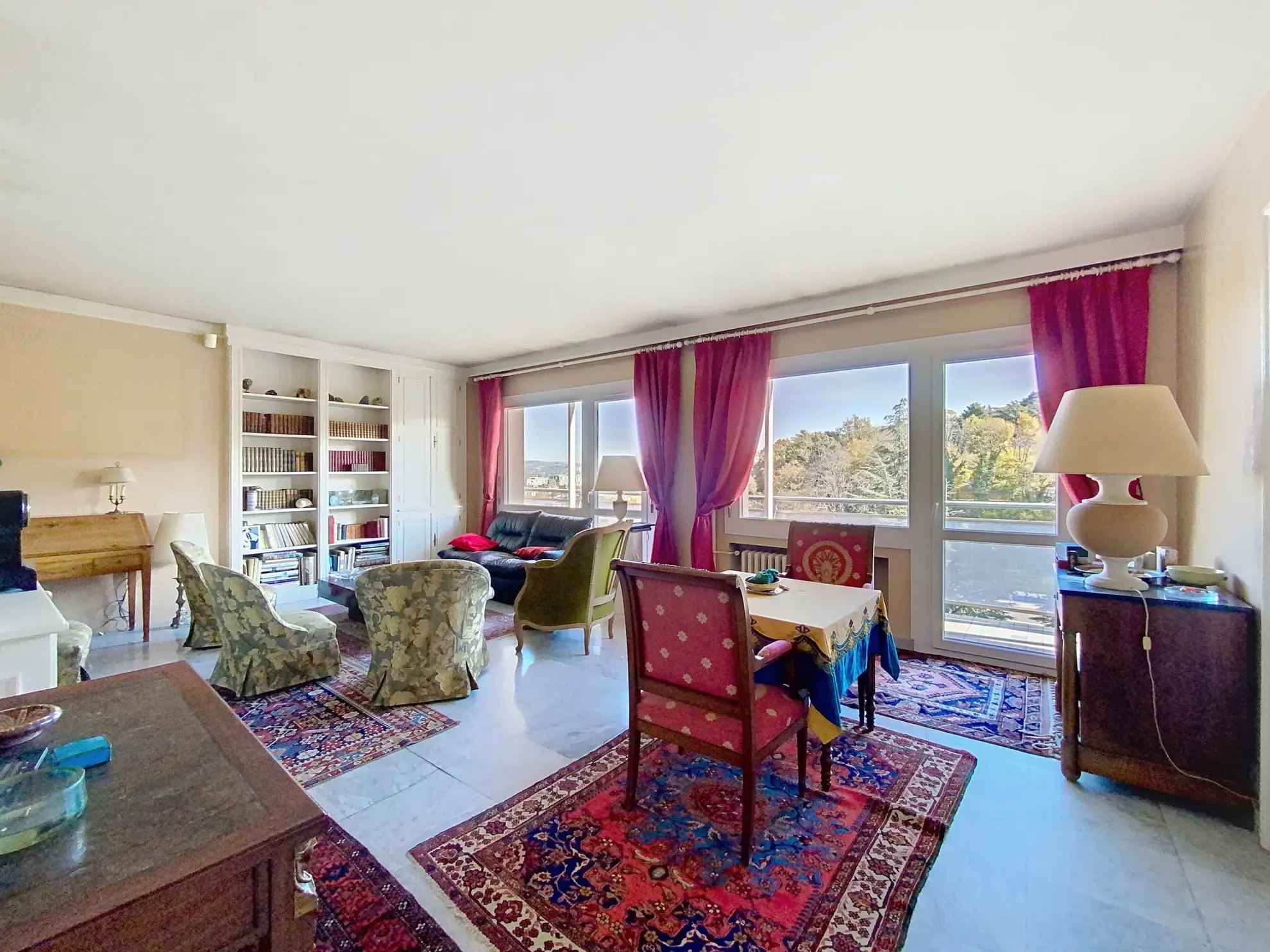 Appartement traversant de 152 m² avec balcon, parking et caves à Saint-Étienne