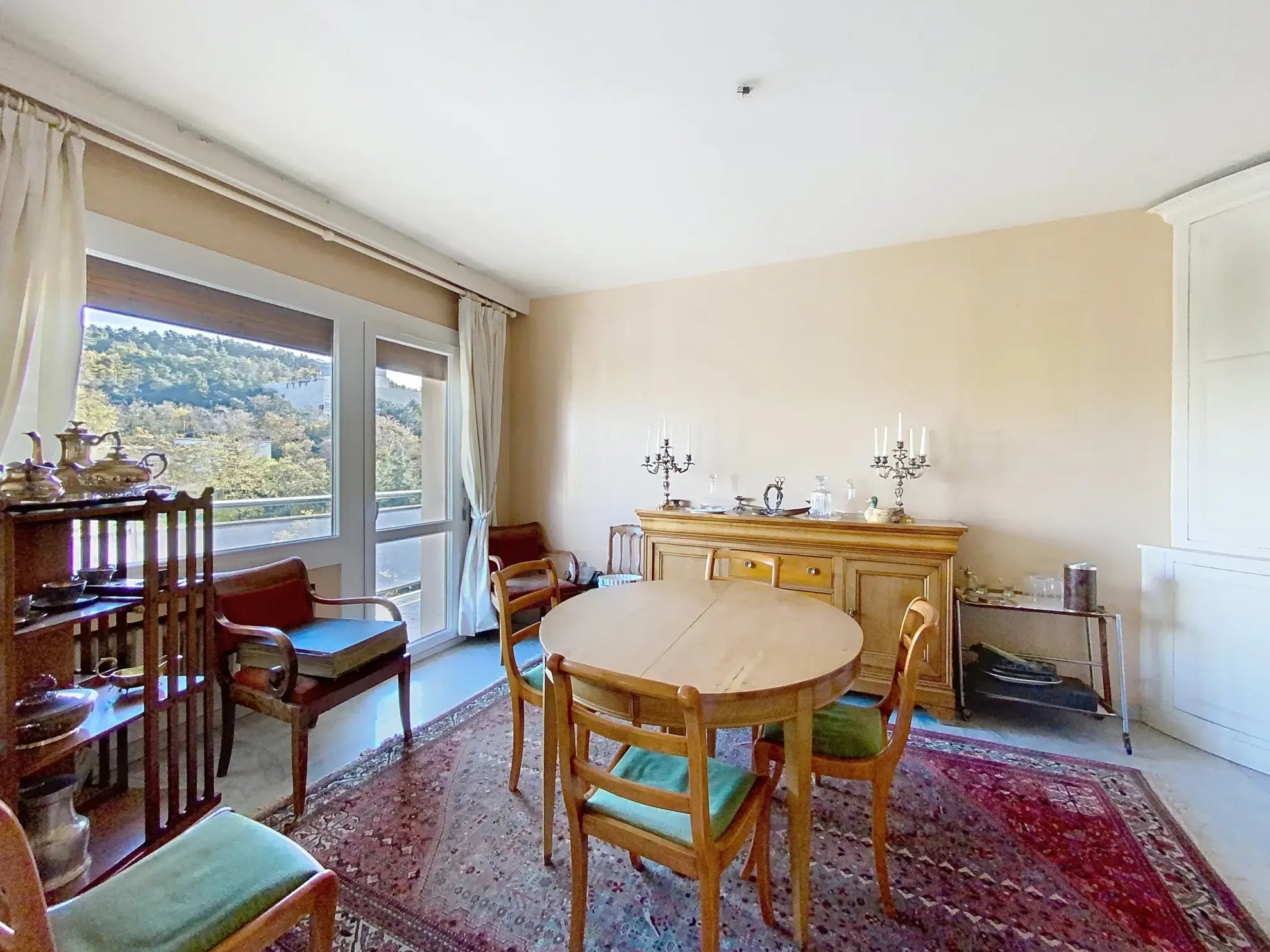 Appartement traversant de 152 m² avec balcon, parking et caves à Saint-Étienne 
