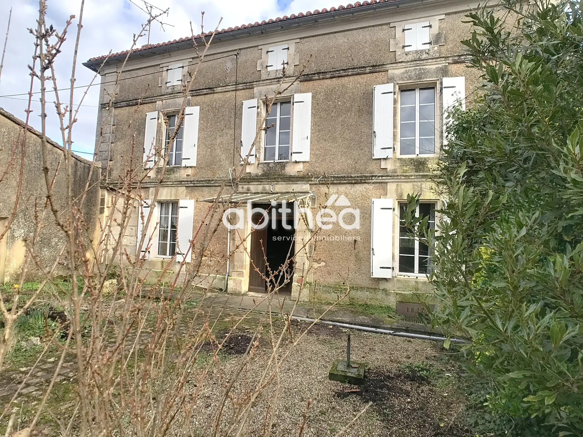 Maison charentaise à rénover à Dirac - Opportunité rare en Charente