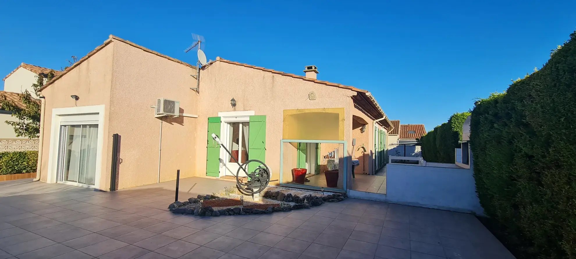 Maison de plain-pied à Fleury proche Narbonne avec terrasse et jardin arboré