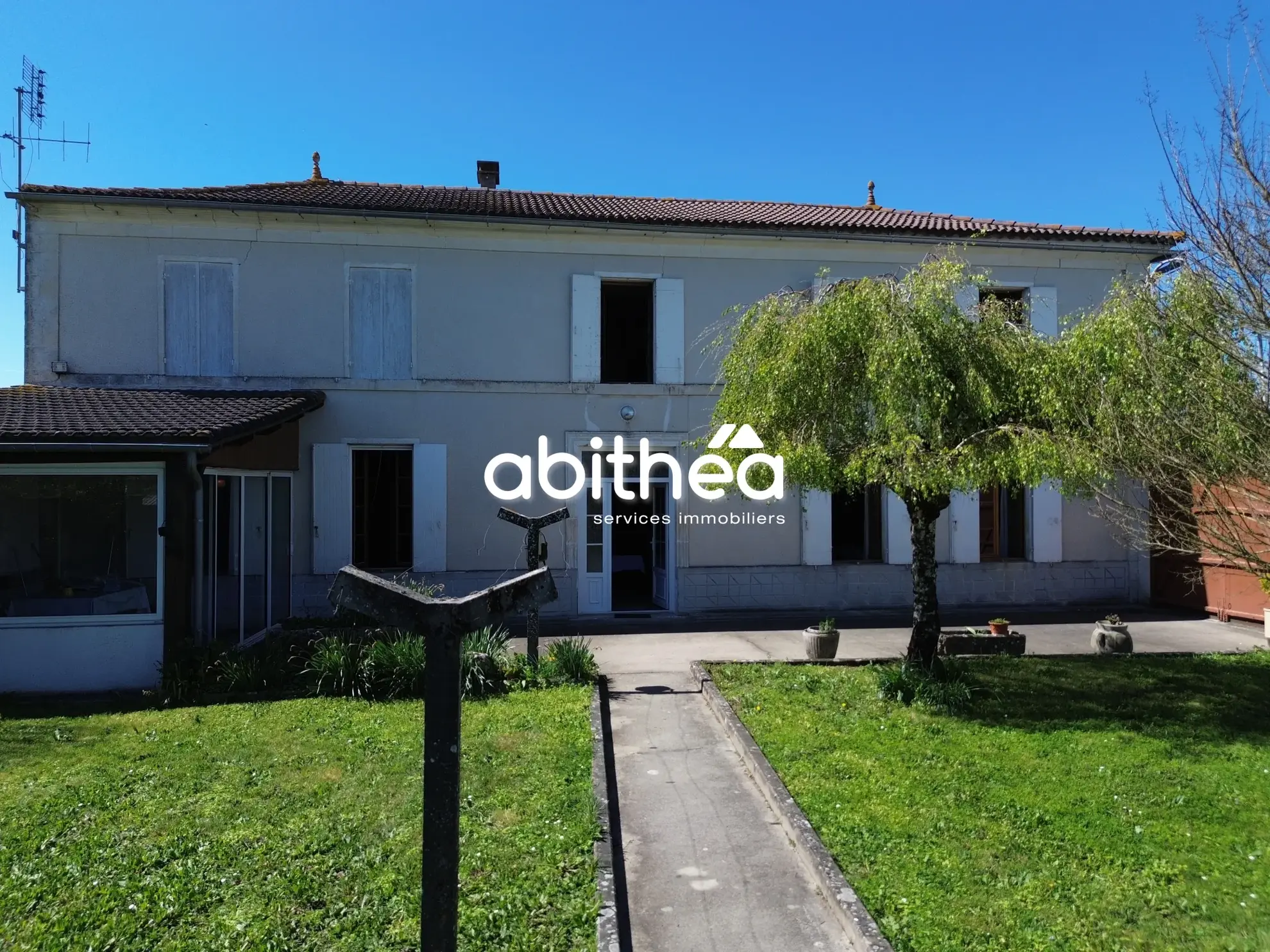 Maison charentaise à vendre à Jarnac-Champagne avec 4 chambres et grand terrain 
