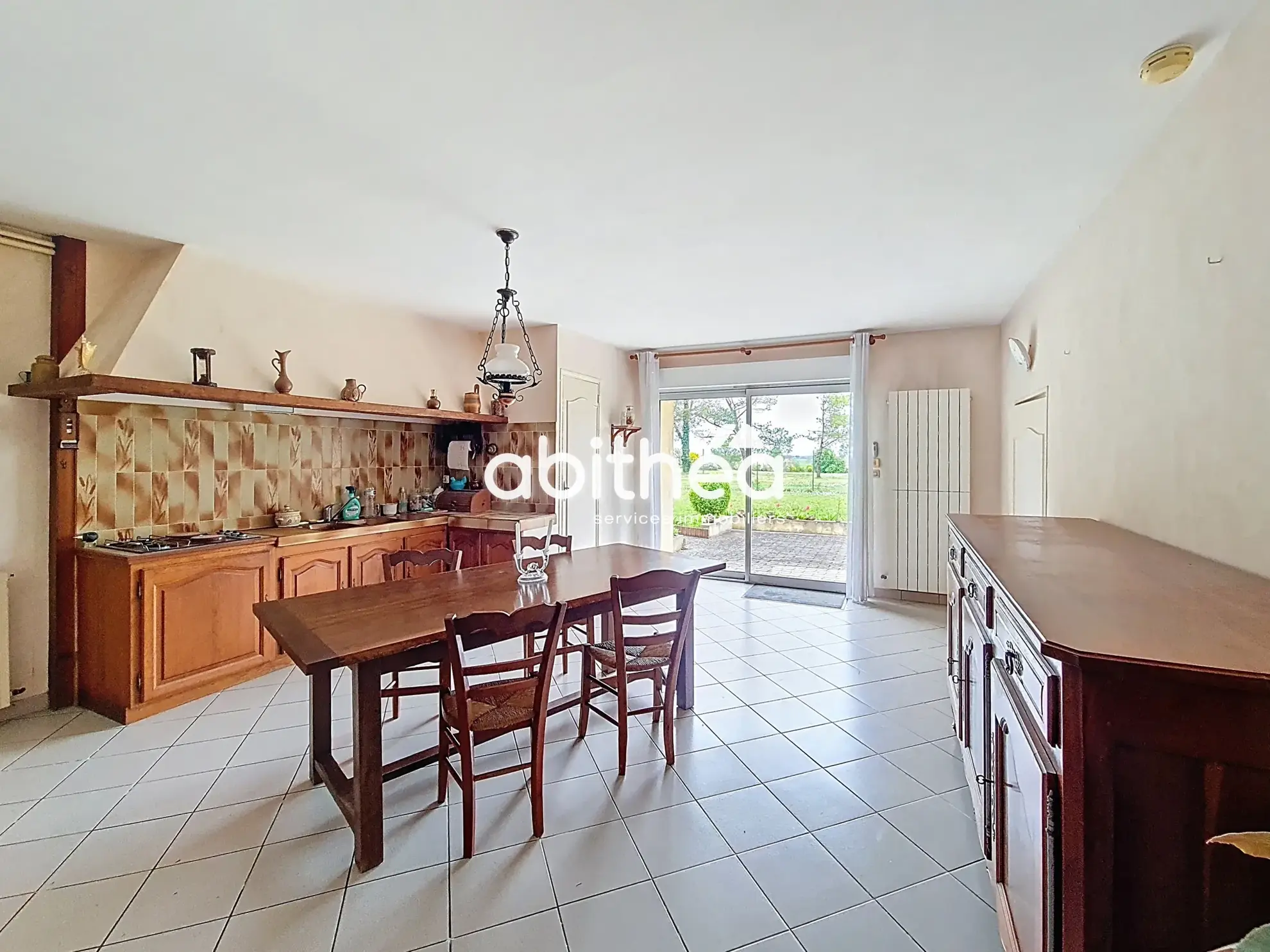 Maison charentaise à vendre à Jarnac-Champagne avec 4 chambres et grand terrain 