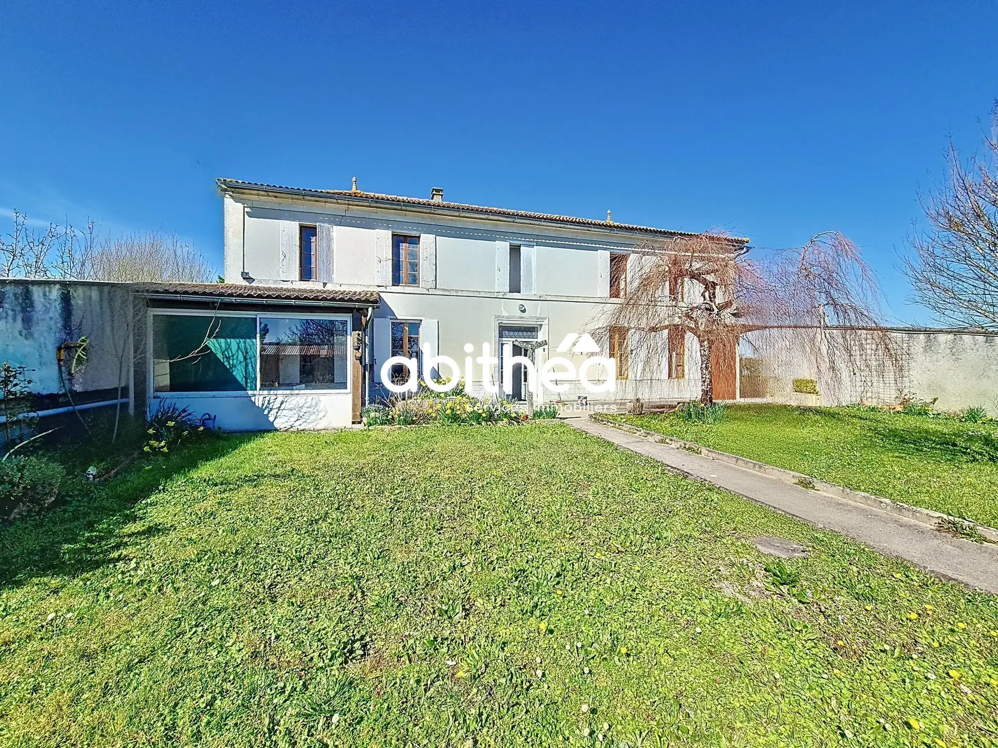 Maison charentaise à vendre à Jarnac-Champagne avec 4 chambres et grand terrain