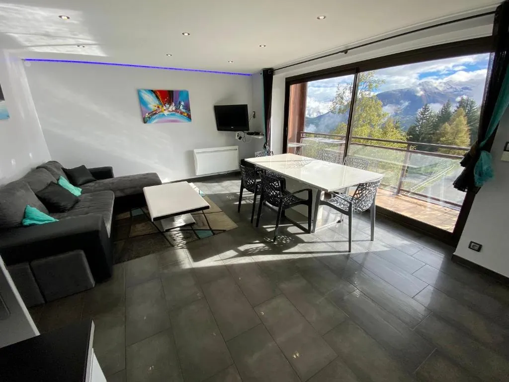 Appartement 3 pièces rénové au cœur du Corbier avec terrasse et cave