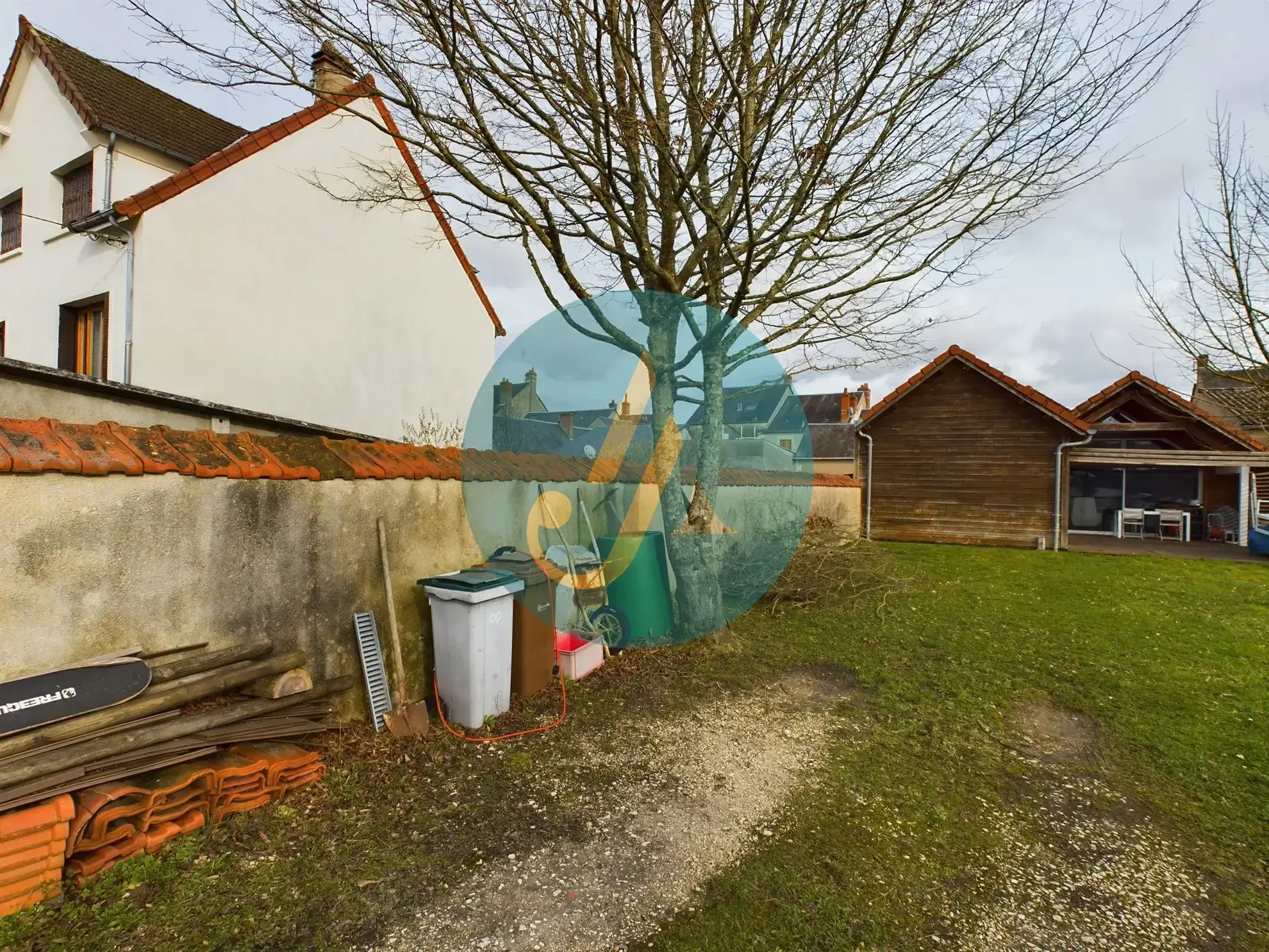 À vendre maison d’architecte avec extension en bois et grand jardin à Guérigny 