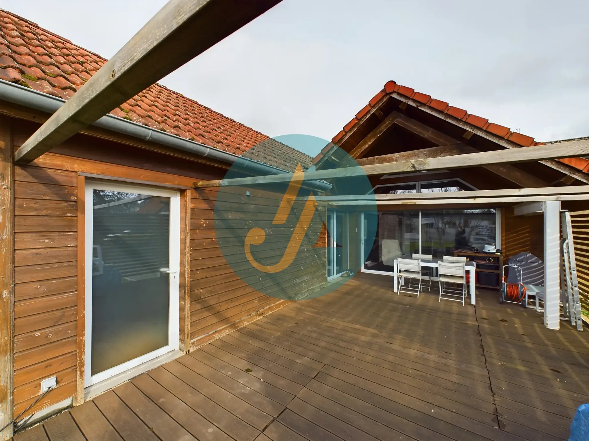 À vendre maison d’architecte avec extension en bois et grand jardin à Guérigny 