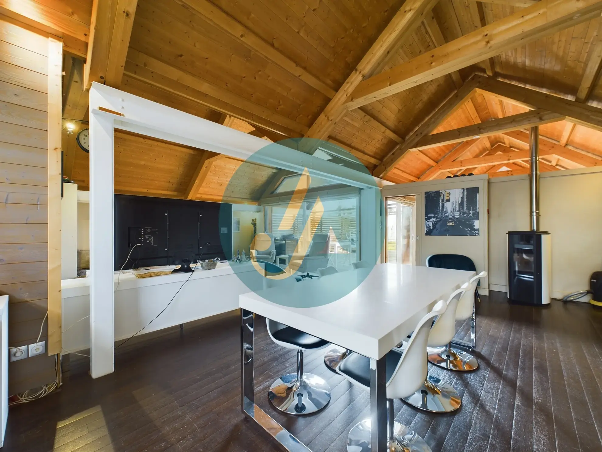 À vendre maison d’architecte avec extension en bois et grand jardin à Guérigny 