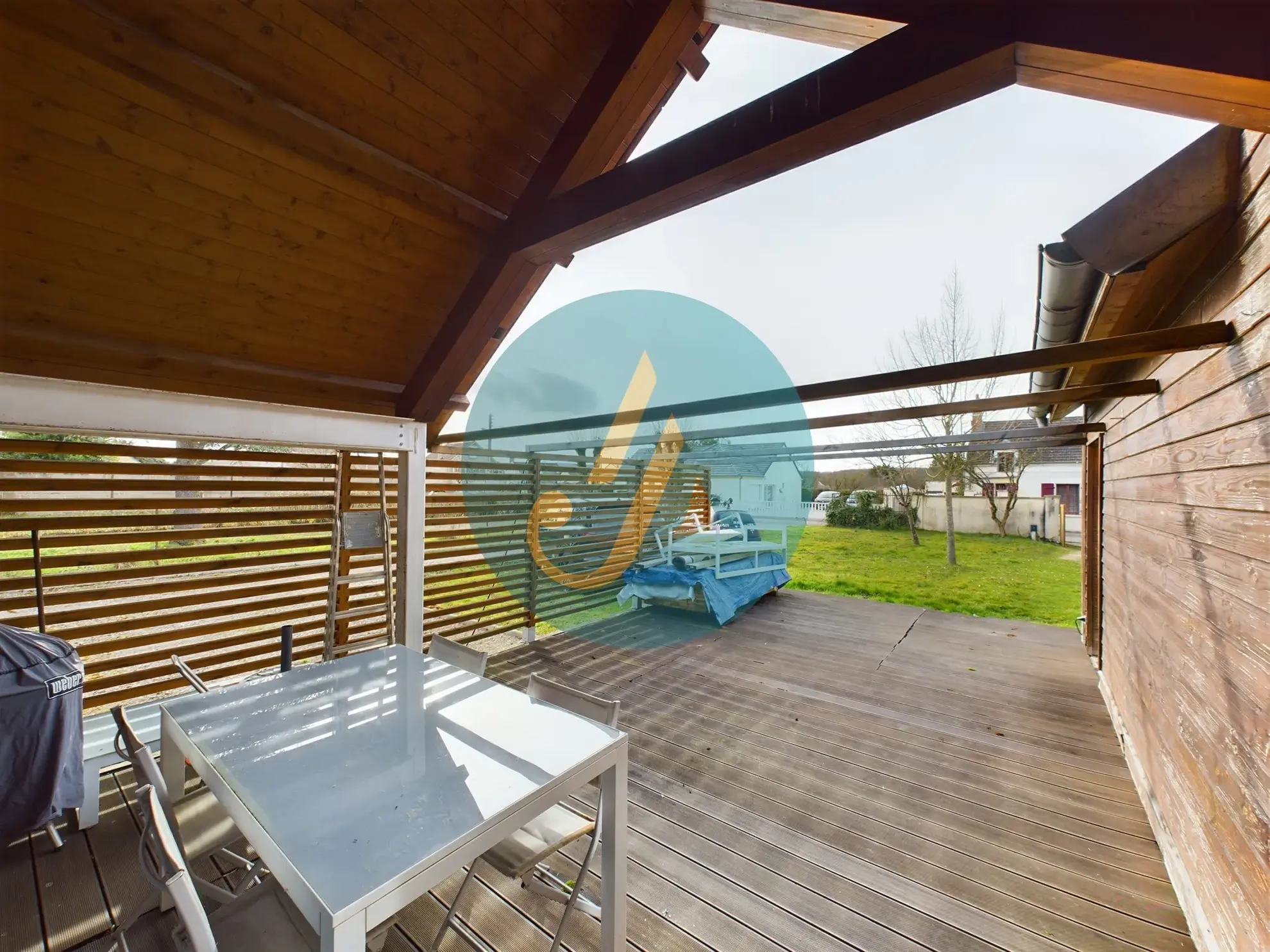 À vendre maison d’architecte avec extension en bois et grand jardin à Guérigny 