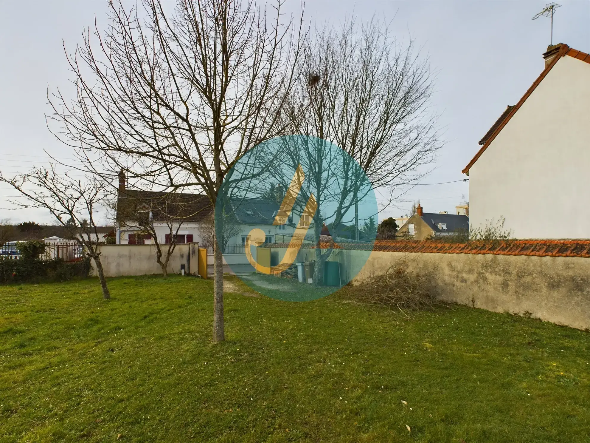 À vendre maison d’architecte avec extension en bois et grand jardin à Guérigny 