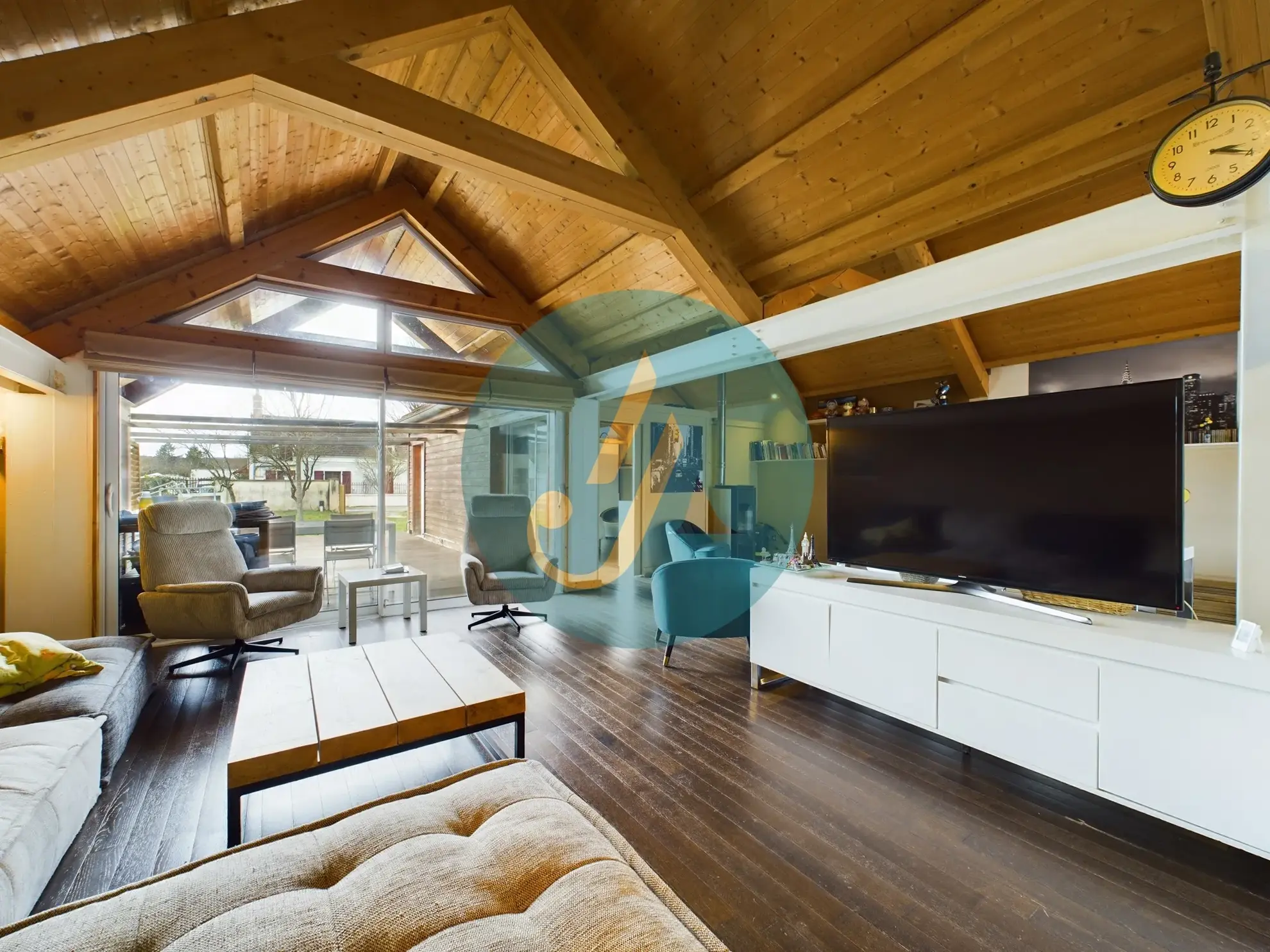 À vendre maison d’architecte avec extension en bois et grand jardin à Guérigny 