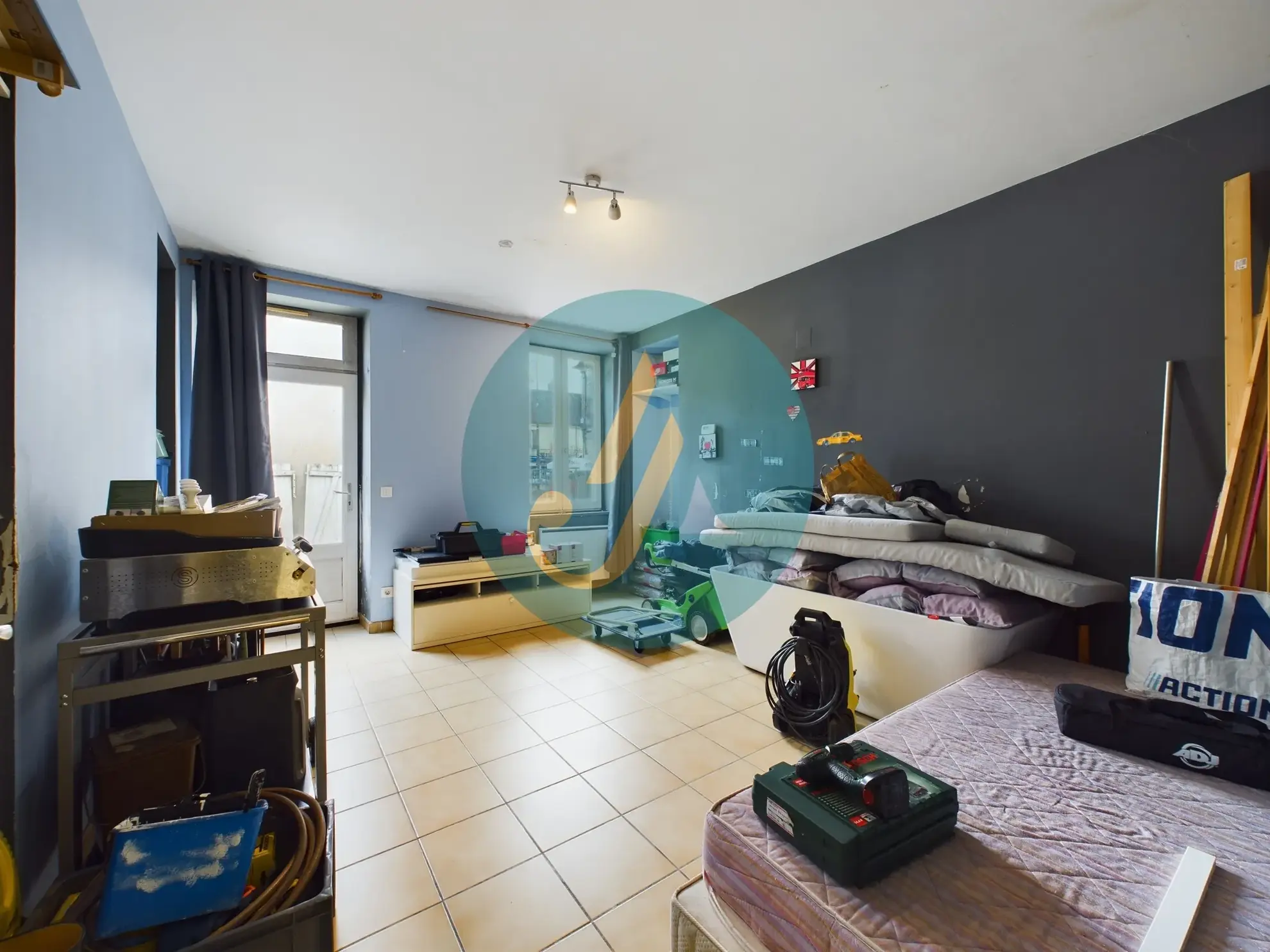 À vendre maison d’architecte avec extension en bois et grand jardin à Guérigny 