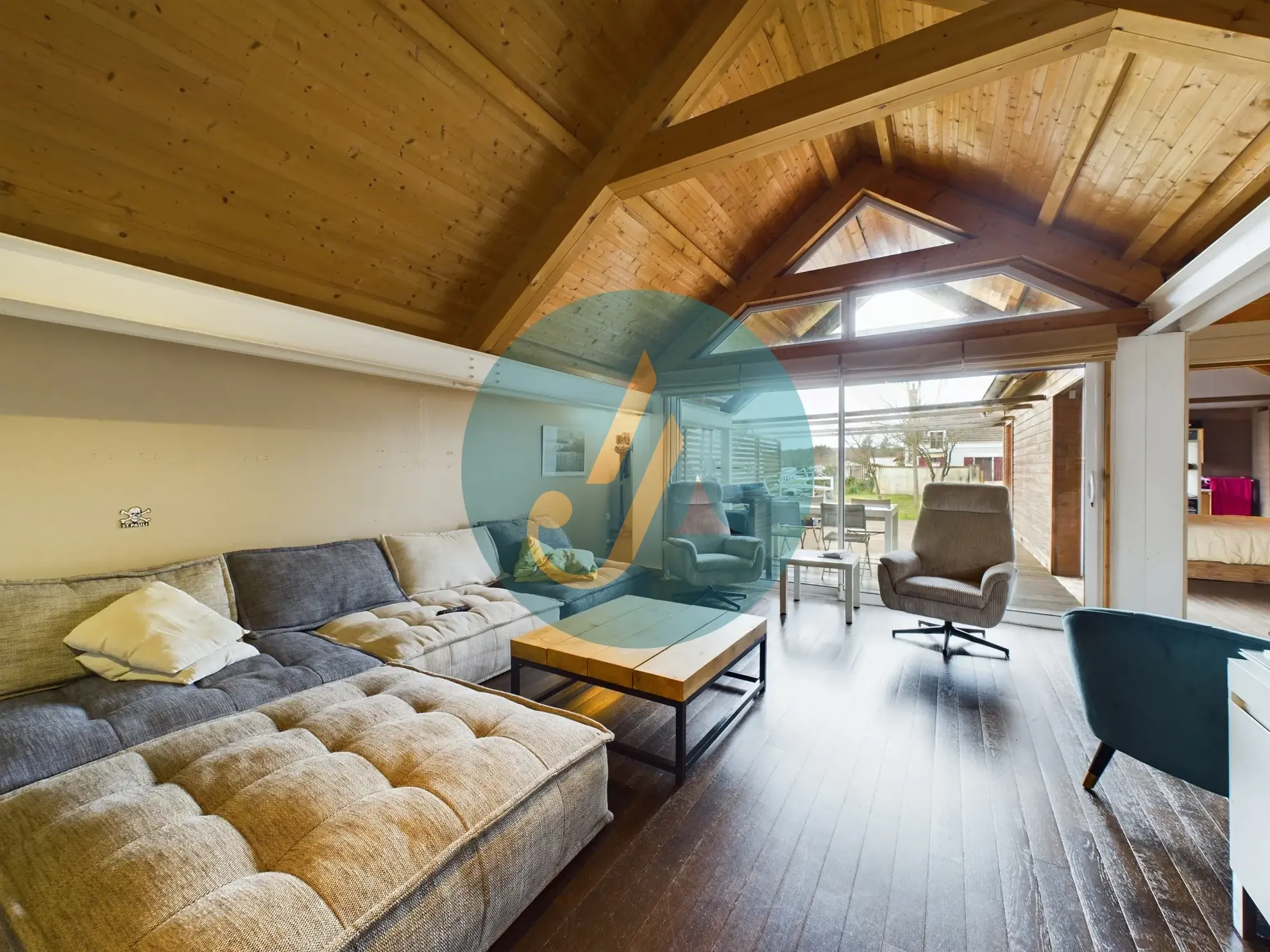 À vendre maison d’architecte avec extension en bois et grand jardin à Guérigny 