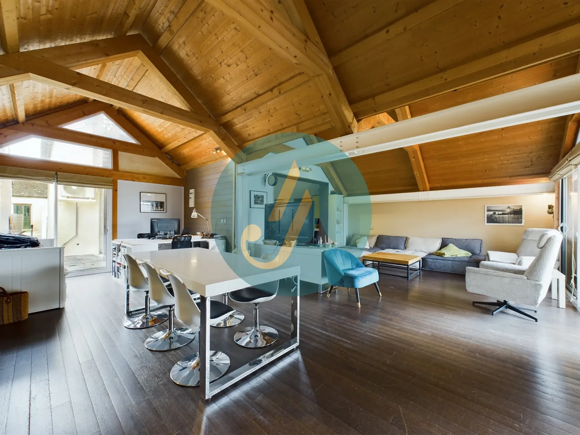 À vendre maison d’architecte avec extension en bois et grand jardin à Guérigny 