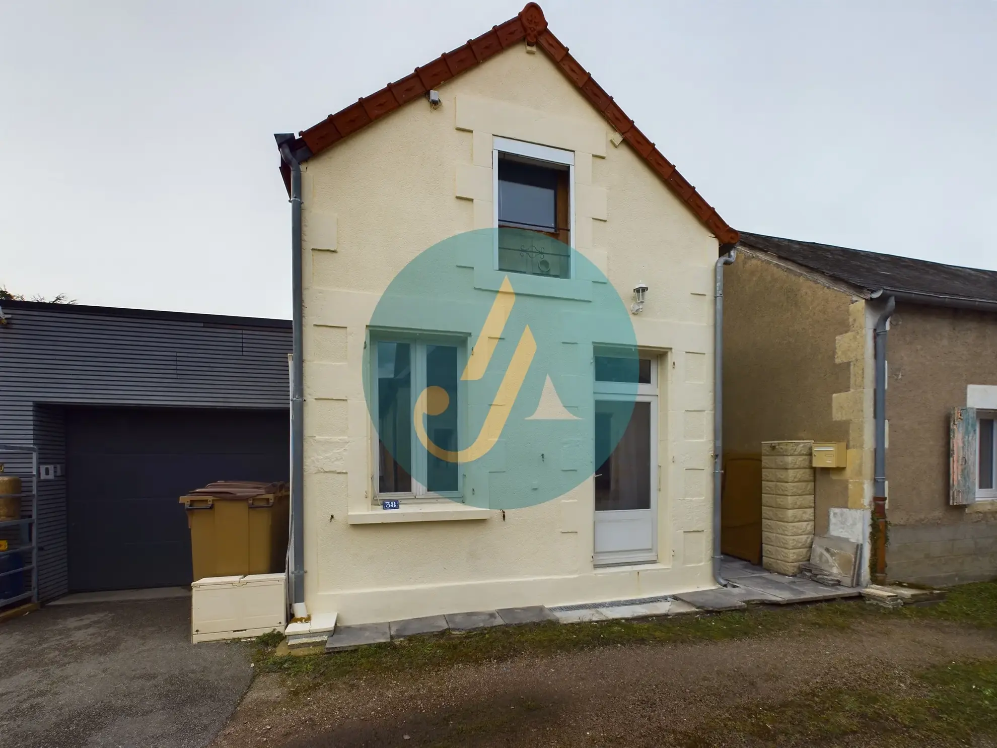 À vendre maison d’architecte avec extension en bois et grand jardin à Guérigny 