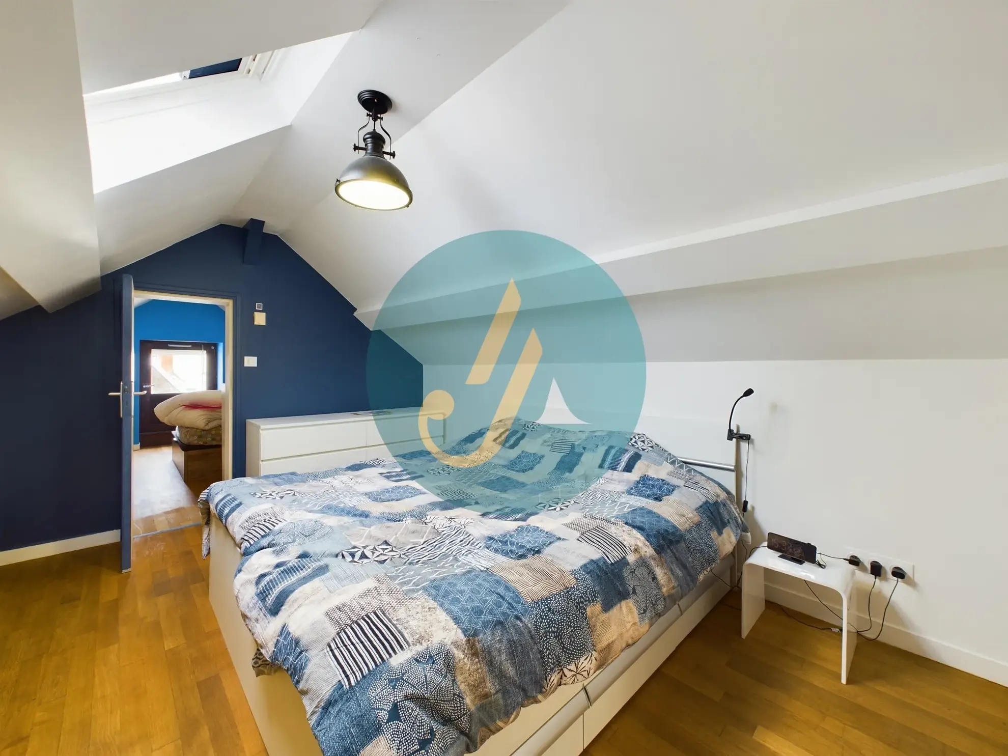 À vendre maison d’architecte avec extension en bois et grand jardin à Guérigny 