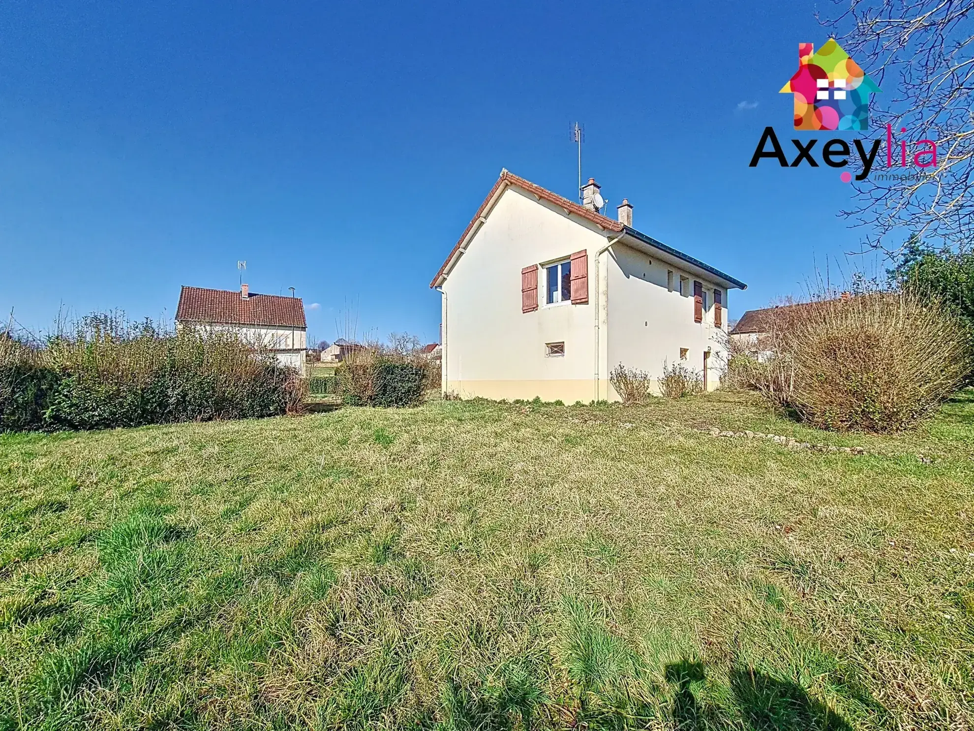 Maison à rénover avec 3 chambres et terrain constructible à Marcigny 