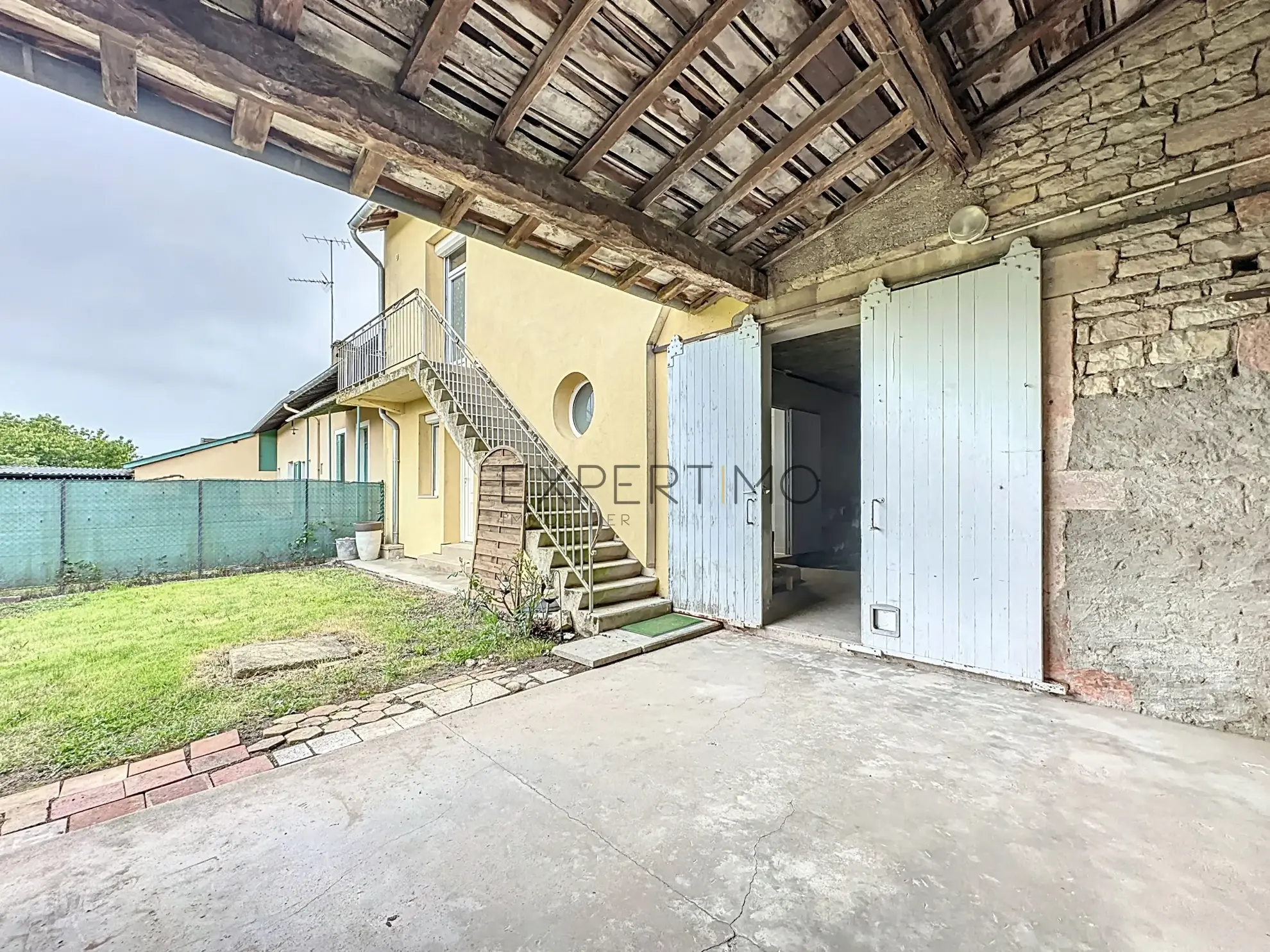 Maison de caractère à Sermoyer avec jardin, dépendances et combles aménageables 