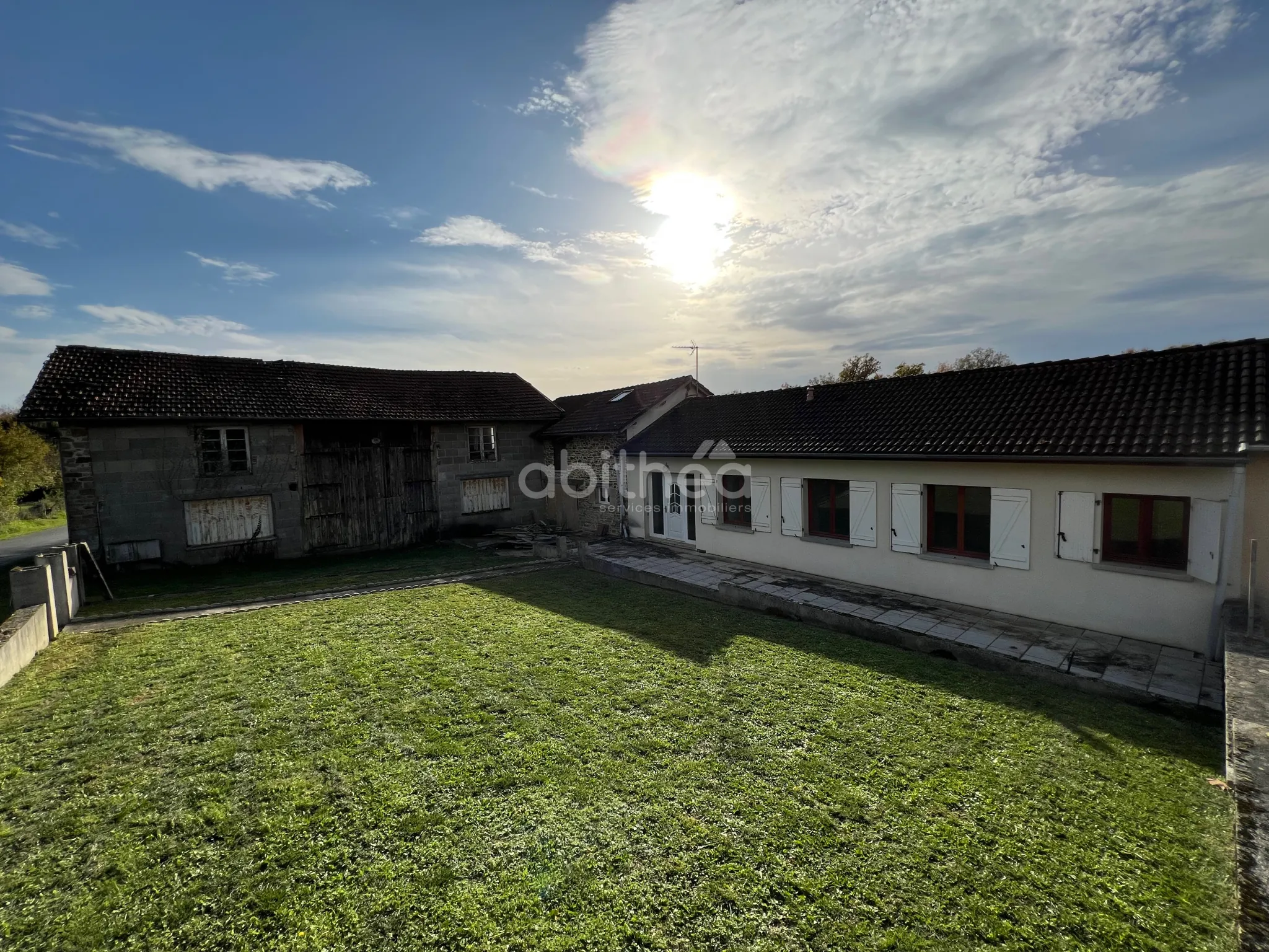 Ensemble immobilier à Oradour-sur-Vayres avec 2 maisons et dépendances, potentiel locatif