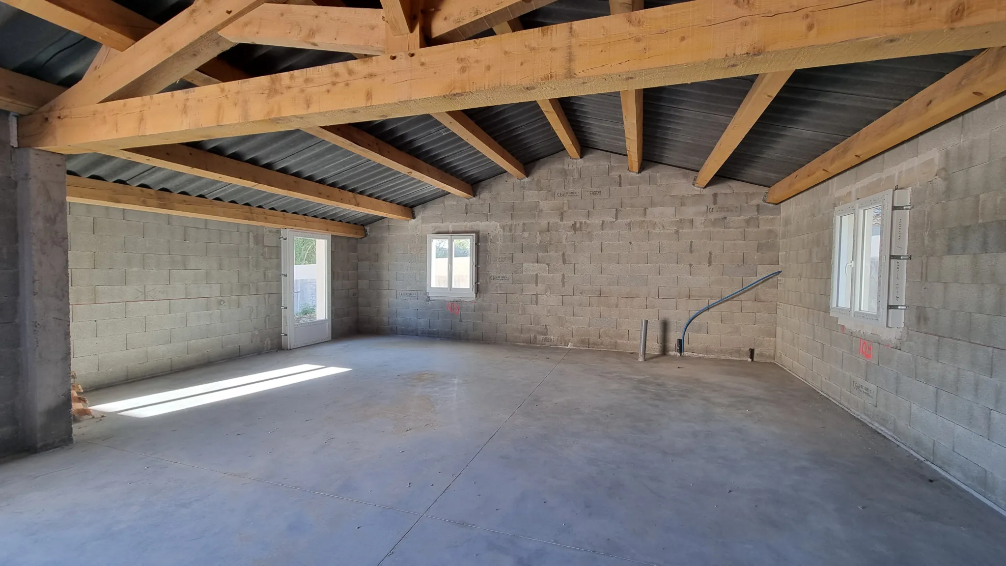 Local d'activité neuf de 124 m² à vendre à Salinelles près de Montpellier 