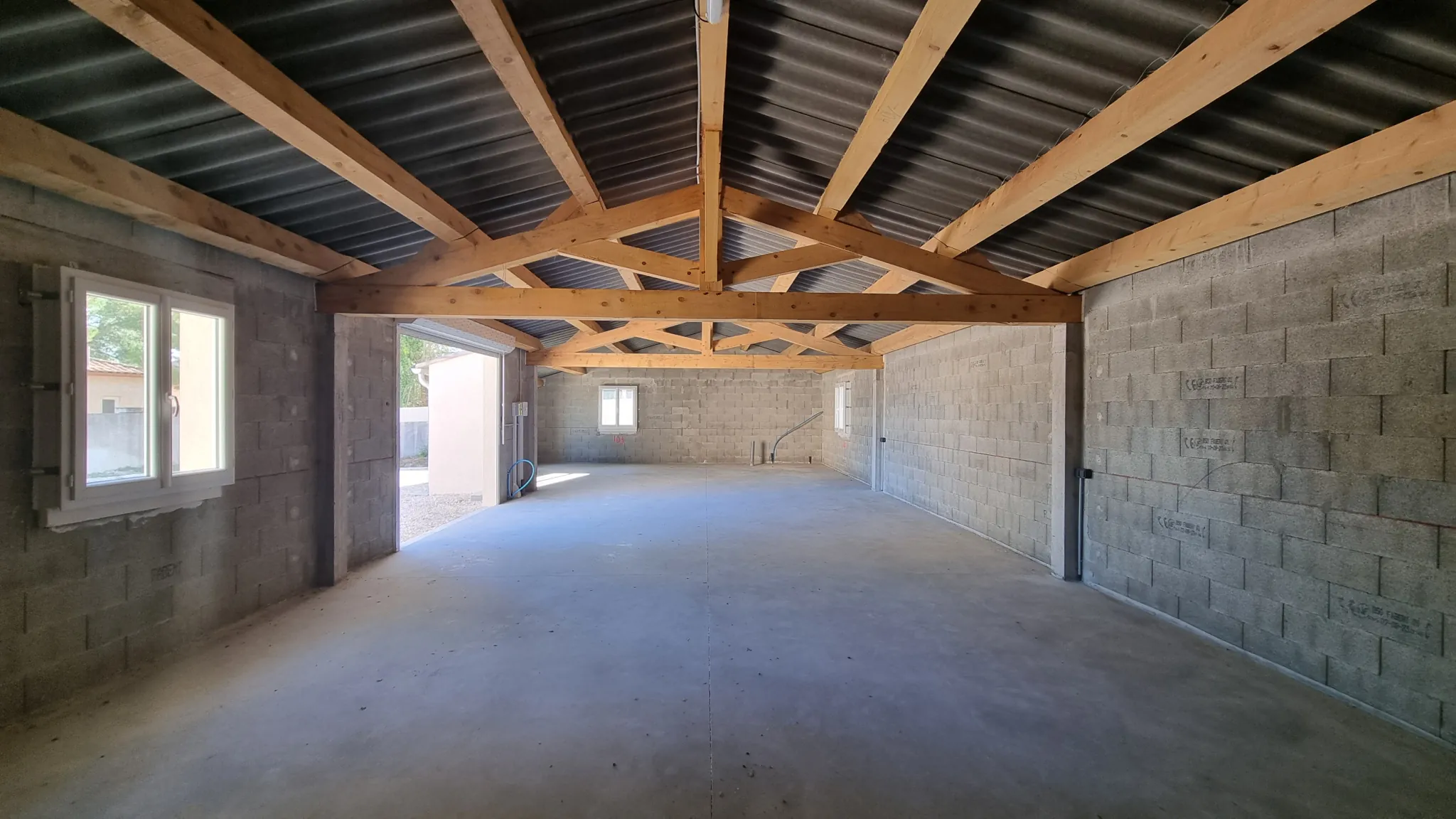 Local d'activité neuf de 124 m² à vendre à Salinelles près de Montpellier 