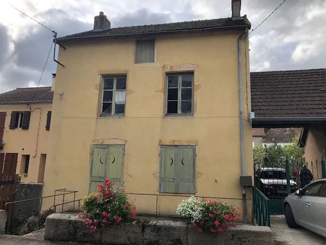 Maison de ville de plain-pied à Marcigny, 90 m², proche commodités 