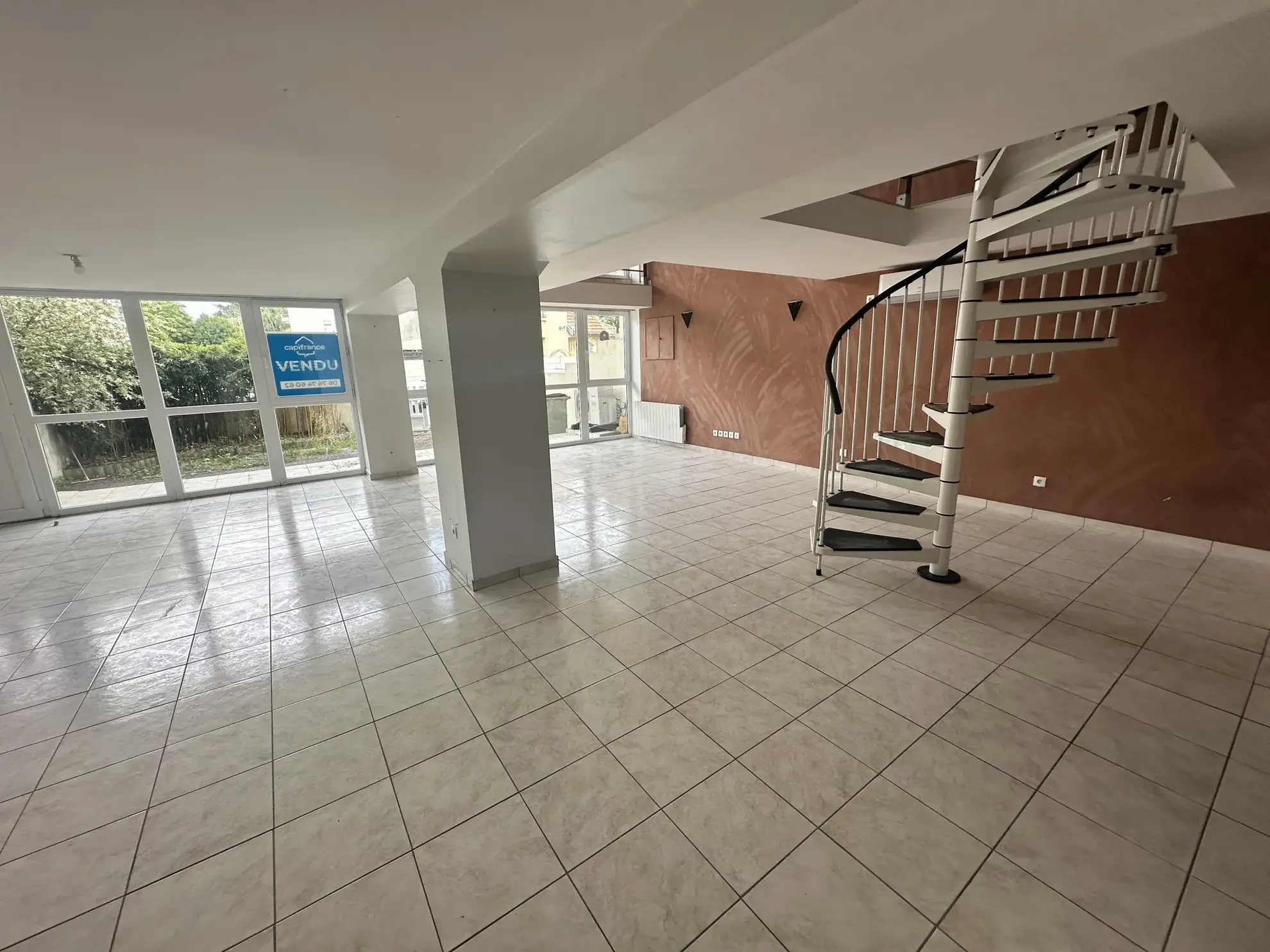 Loft de 176 m² avec terrasse à Saint Julien Les Villas à vendre