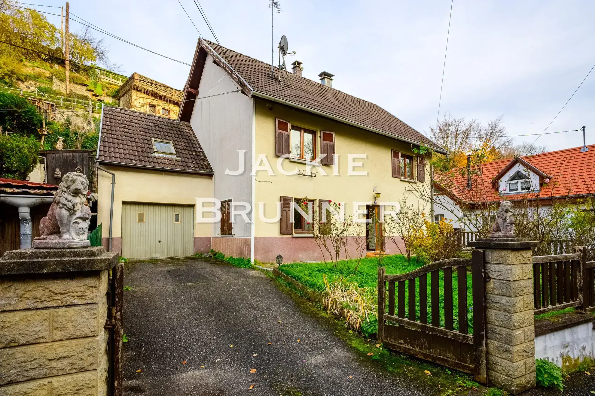 Maison à rénover de 118 m² avec jardin et garage à Saint-Amarin