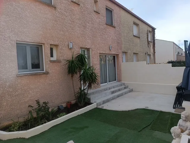Belle villa à Vias avec jardin, garage et panneaux solaires