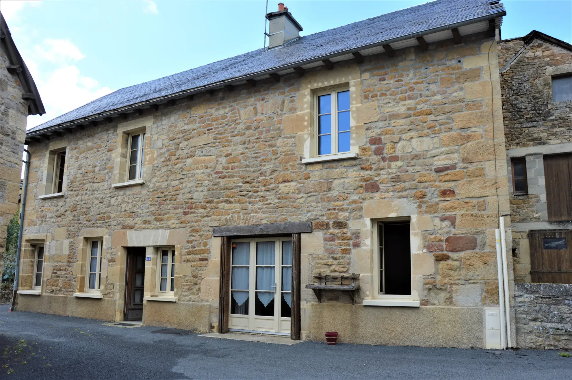 Belle maison en pierre de 140 m2 à Gabriac avec grands volumes et potentiel d’aménagement