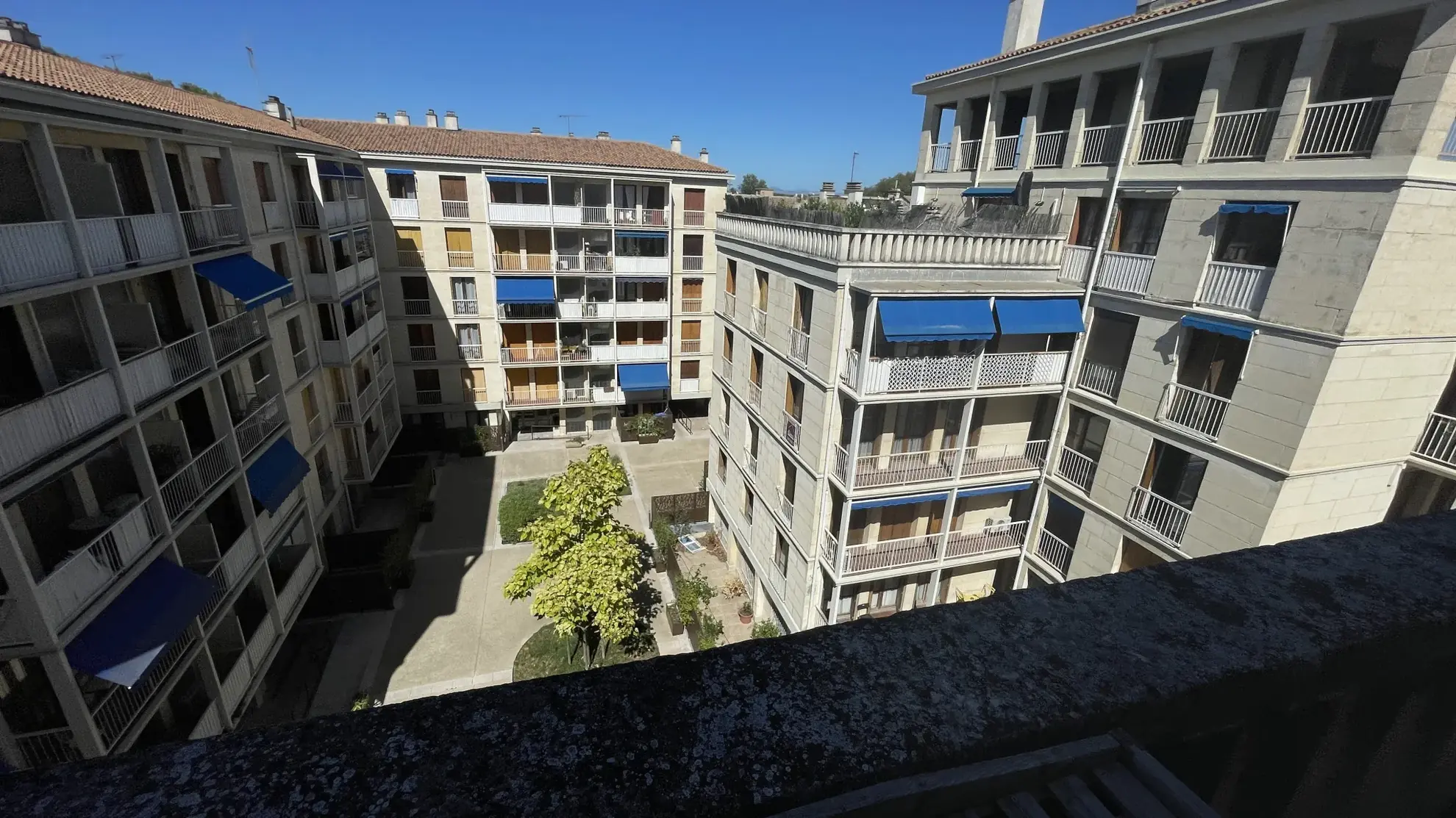 Studio de 30 m² avec terrasse à Avignon intra-muros, secteur calme et recherché 