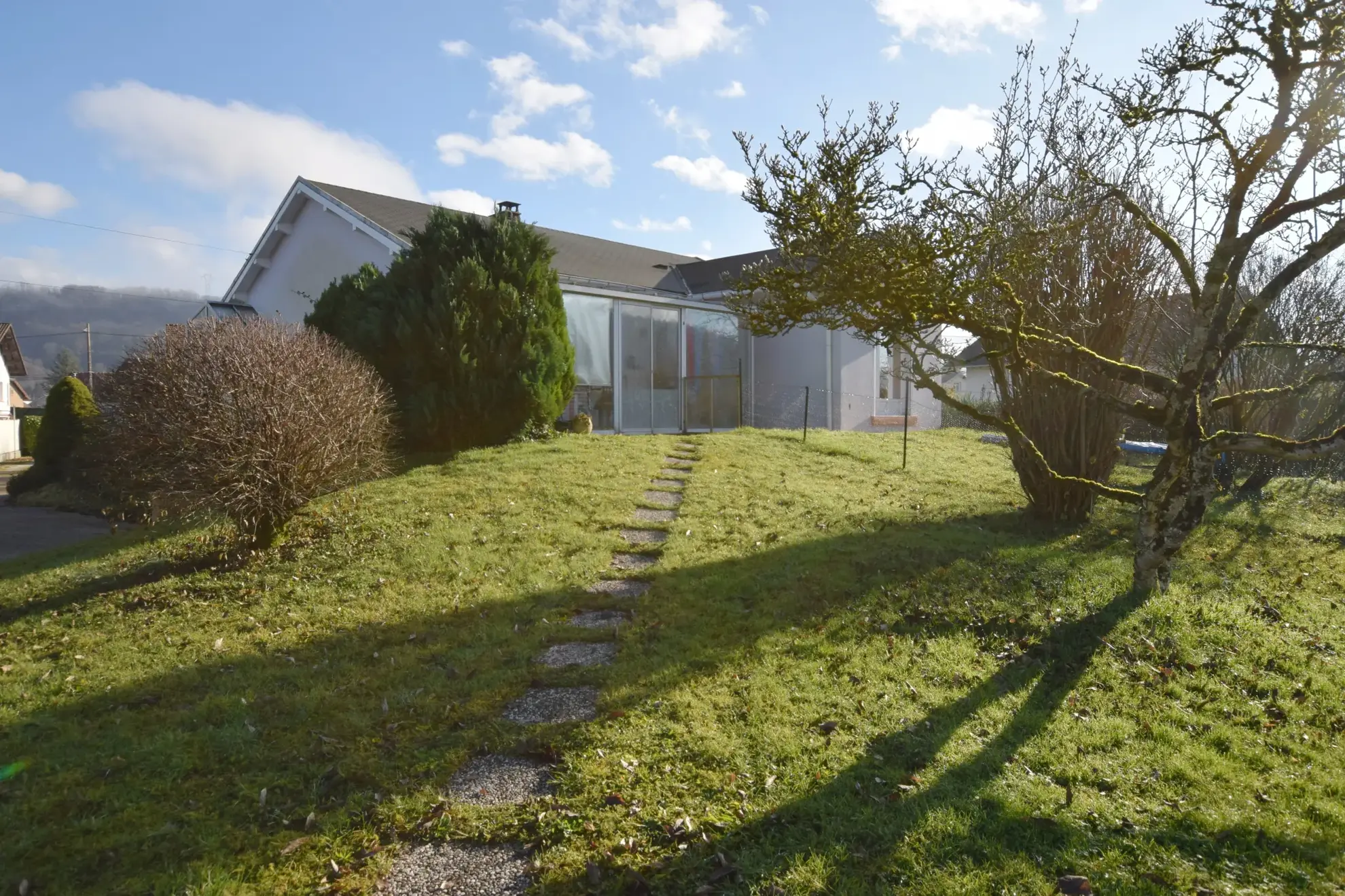 Maison de plain-pied lumineuse avec jardin et garage à Mathay (25700) 