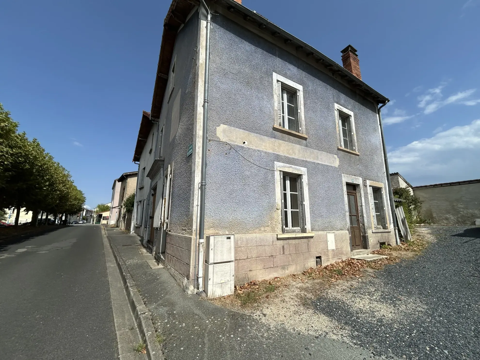 Ensemble immobilier de 207 m² à Puy-Guillaume pour investissement ou résidence 