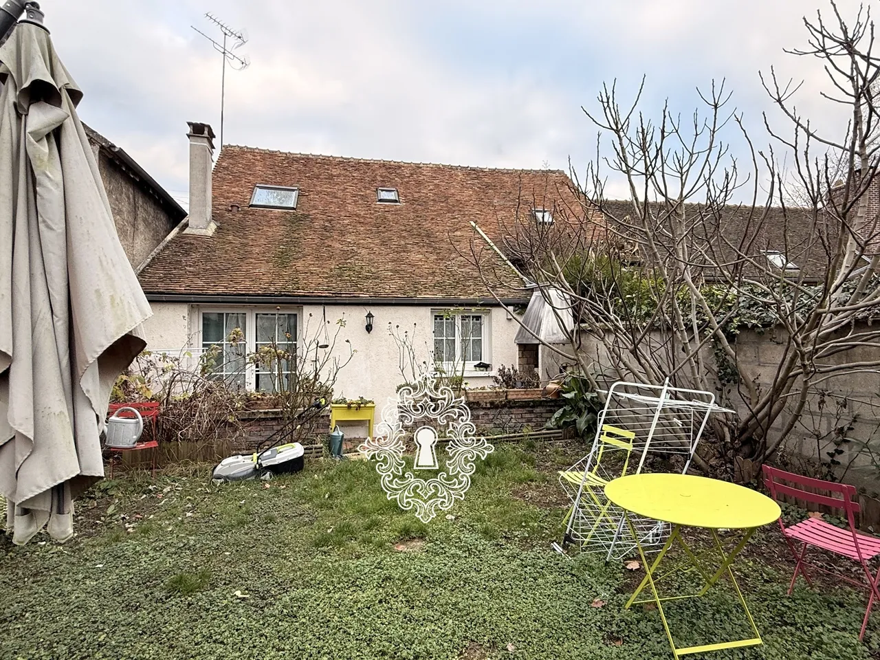 Maison de ville en bourg à Bray-sur-Seine avec cour et garage